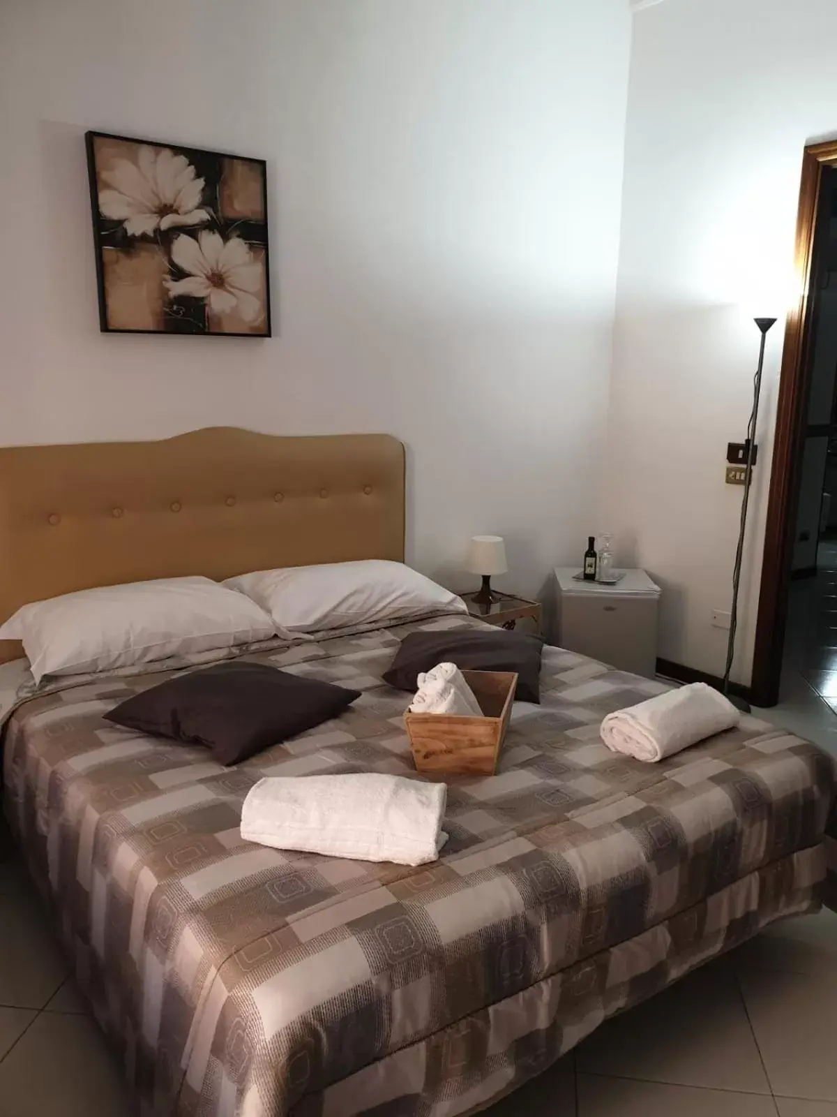 Photo of the whole room, Bed in Alba central City