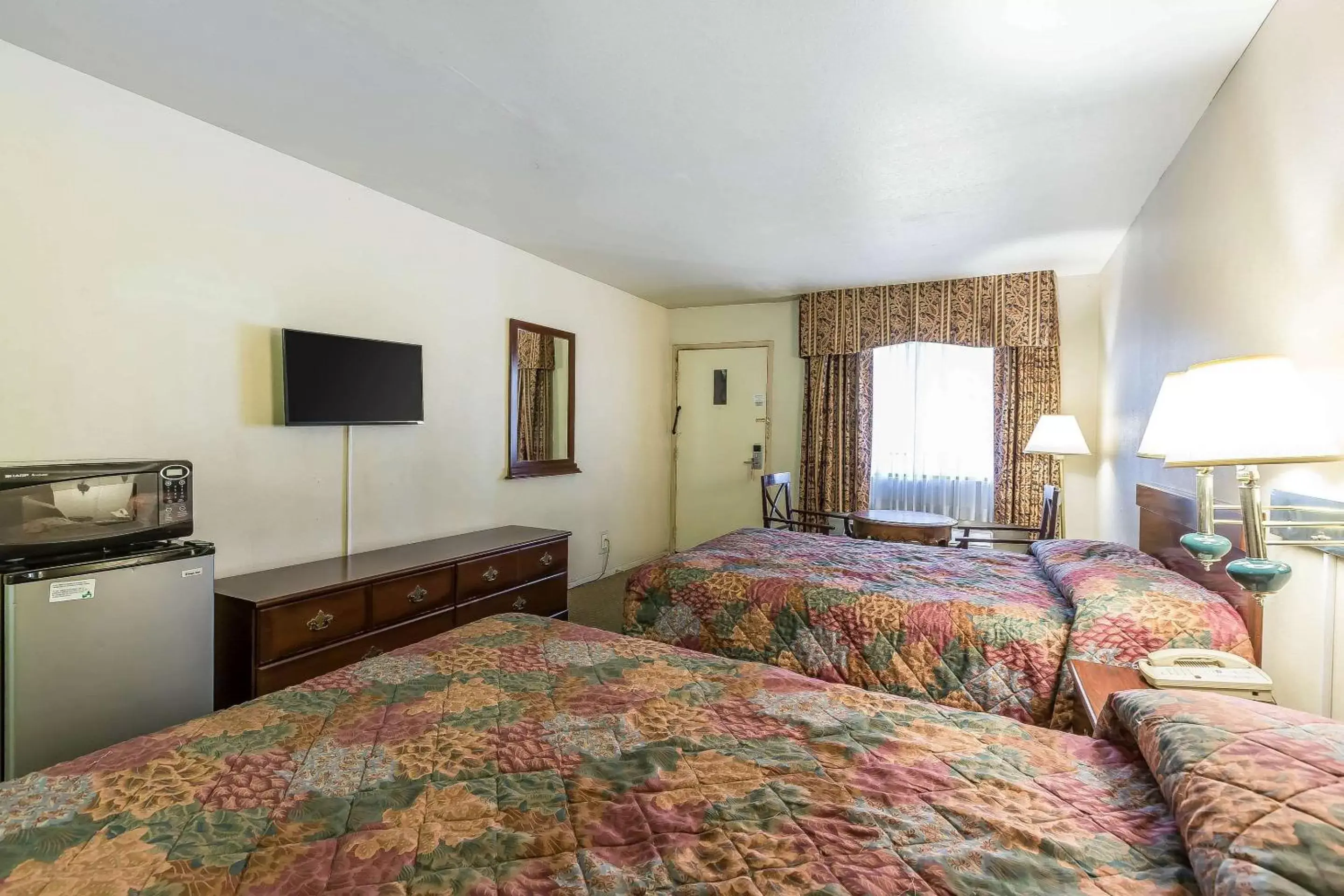 Photo of the whole room, Bed in Rodeway Inn Magic Mountain Area