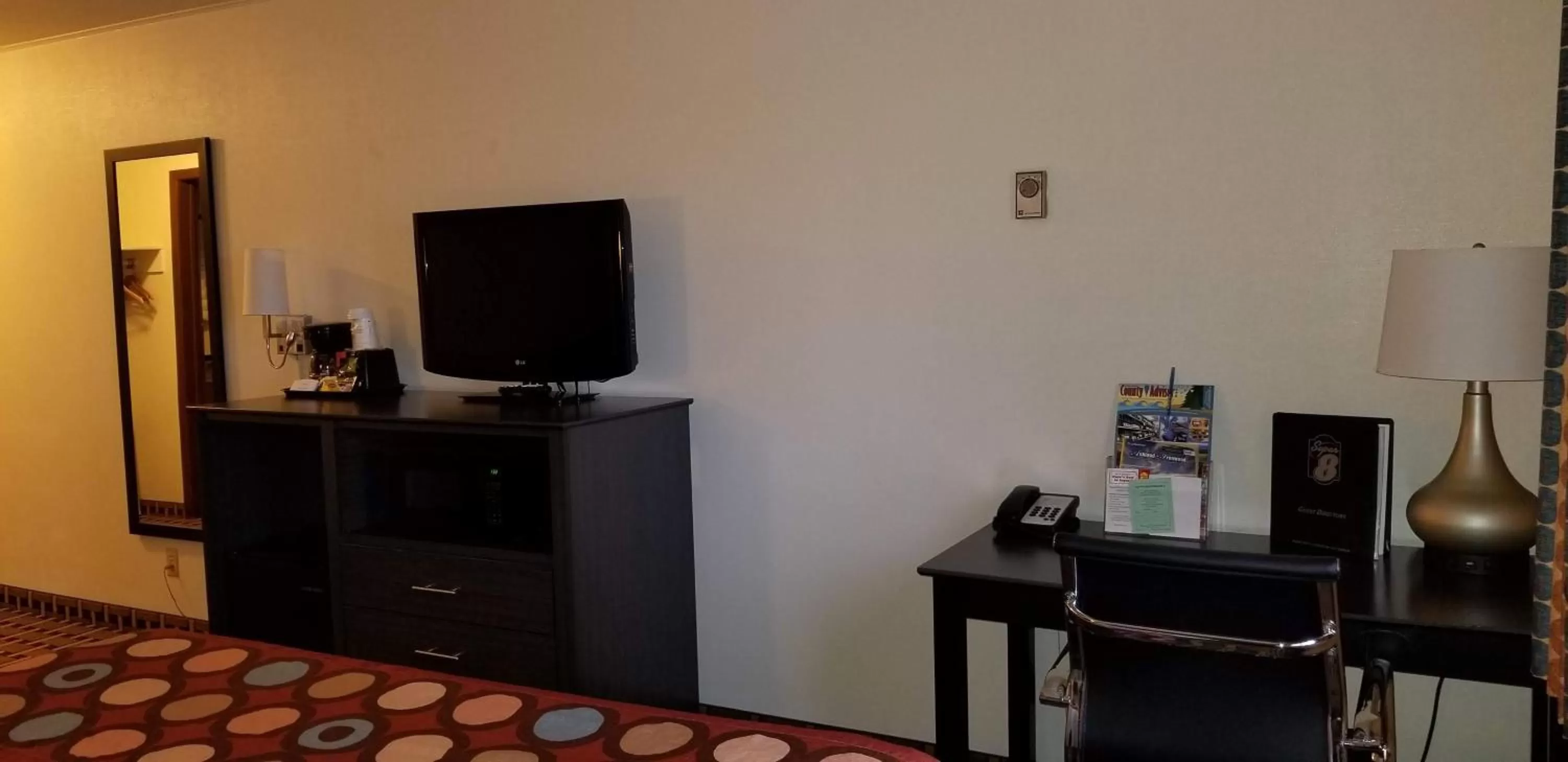 TV and multimedia in Super 8 by Wyndham Ashland