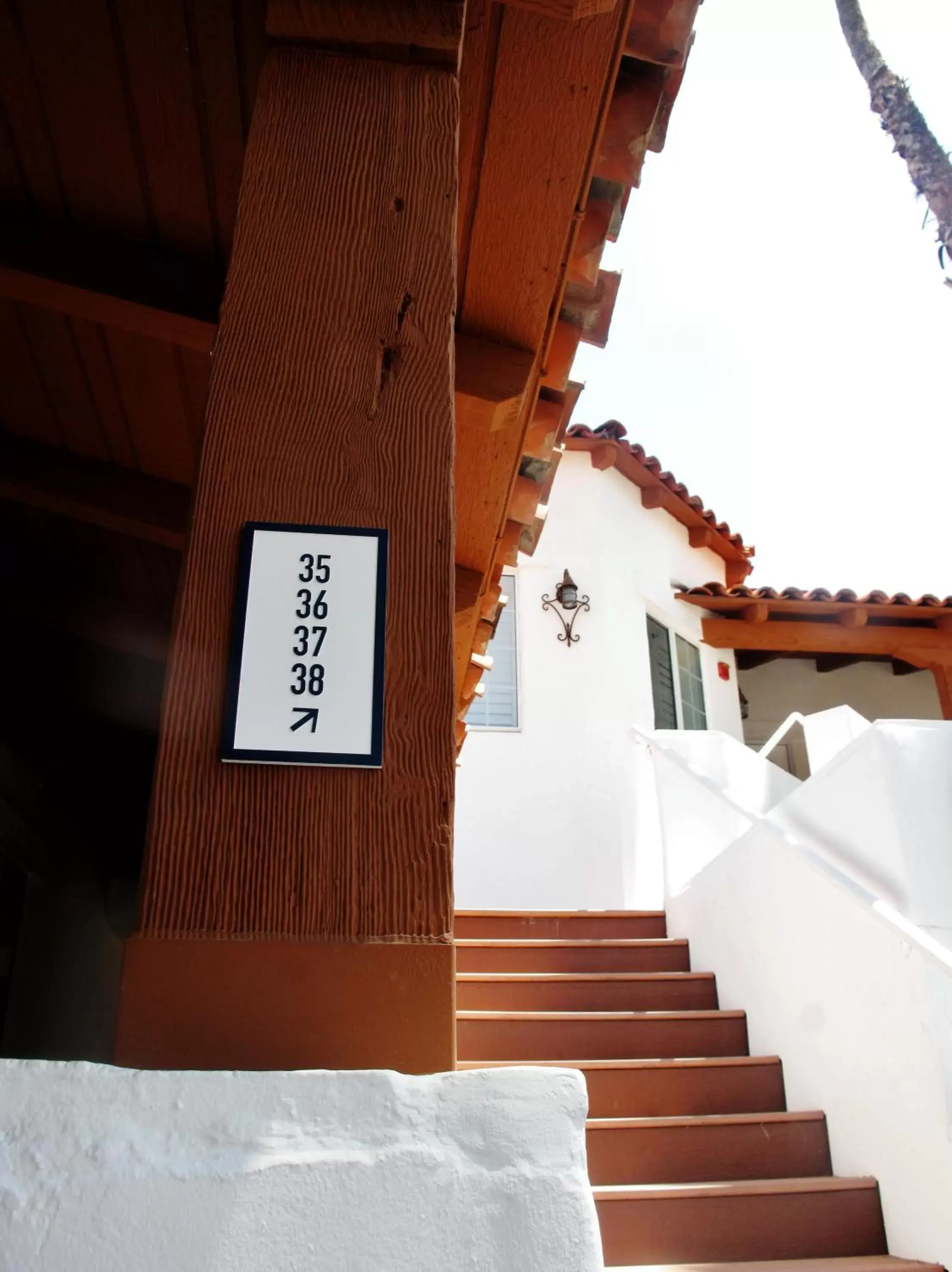 Property building in Alcazar Palm Springs Property building in Alcazar Palm Springs