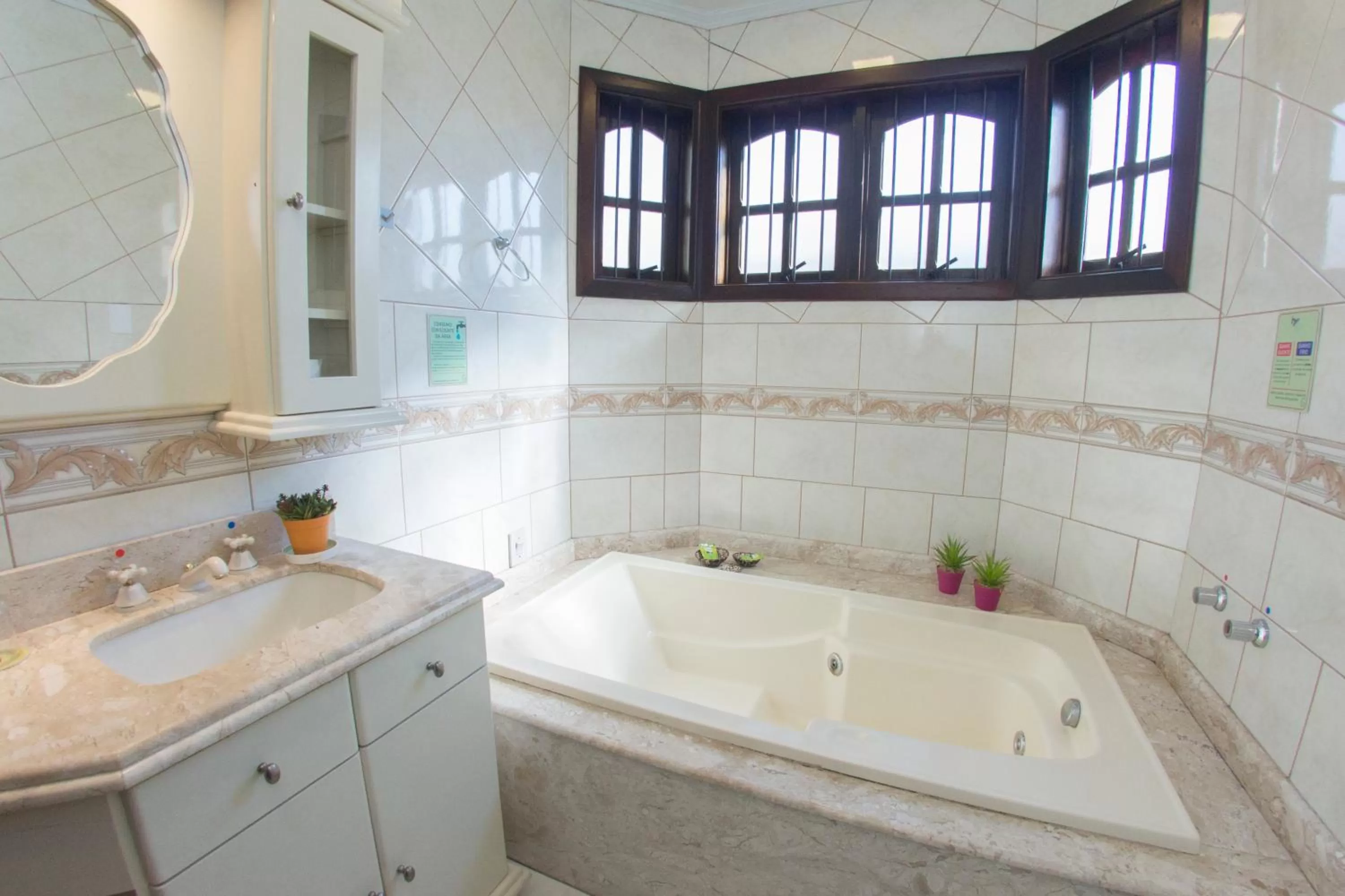 Hot Tub in Pousada Green House by Conrado Vitali