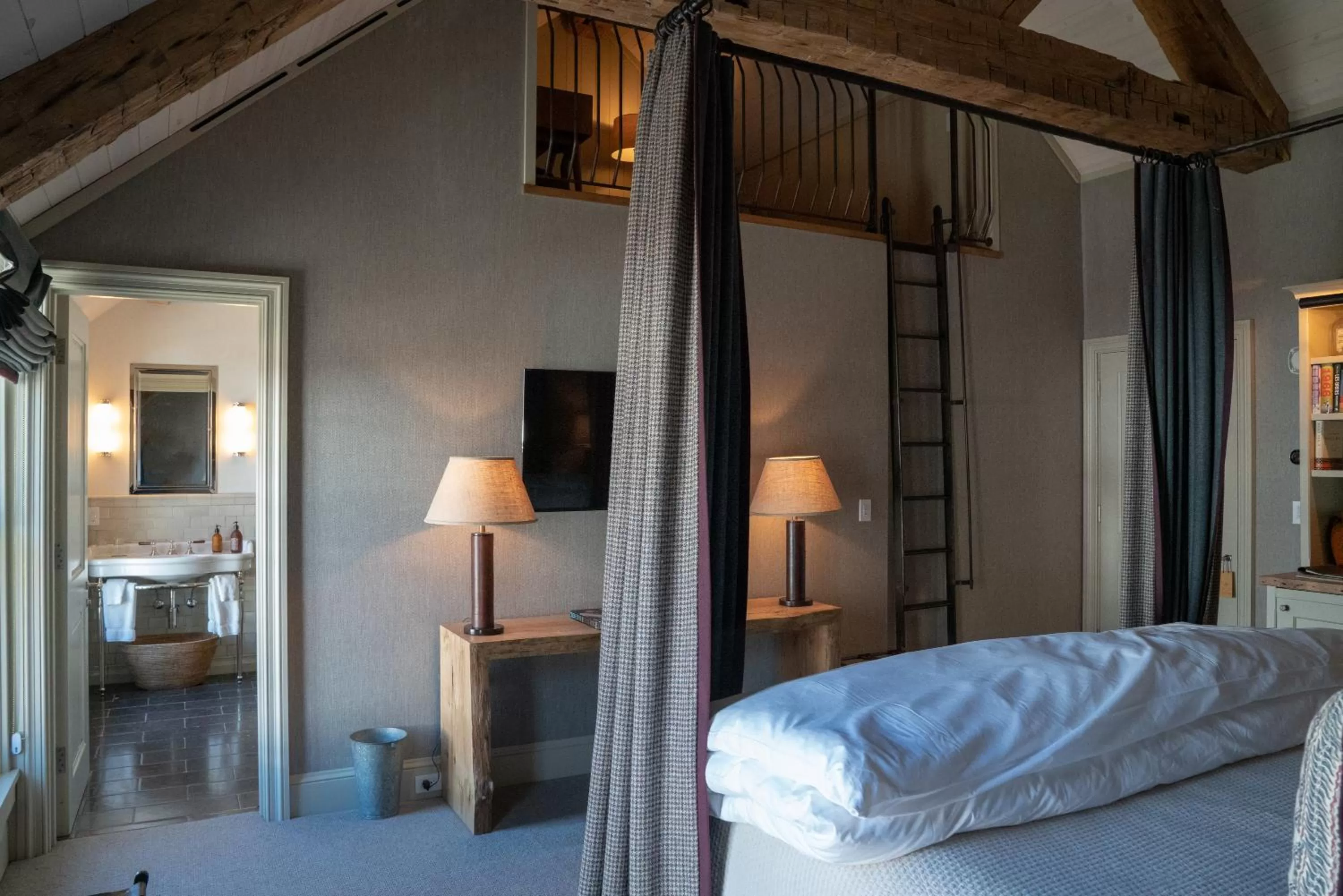 Bed in Public House Lofts