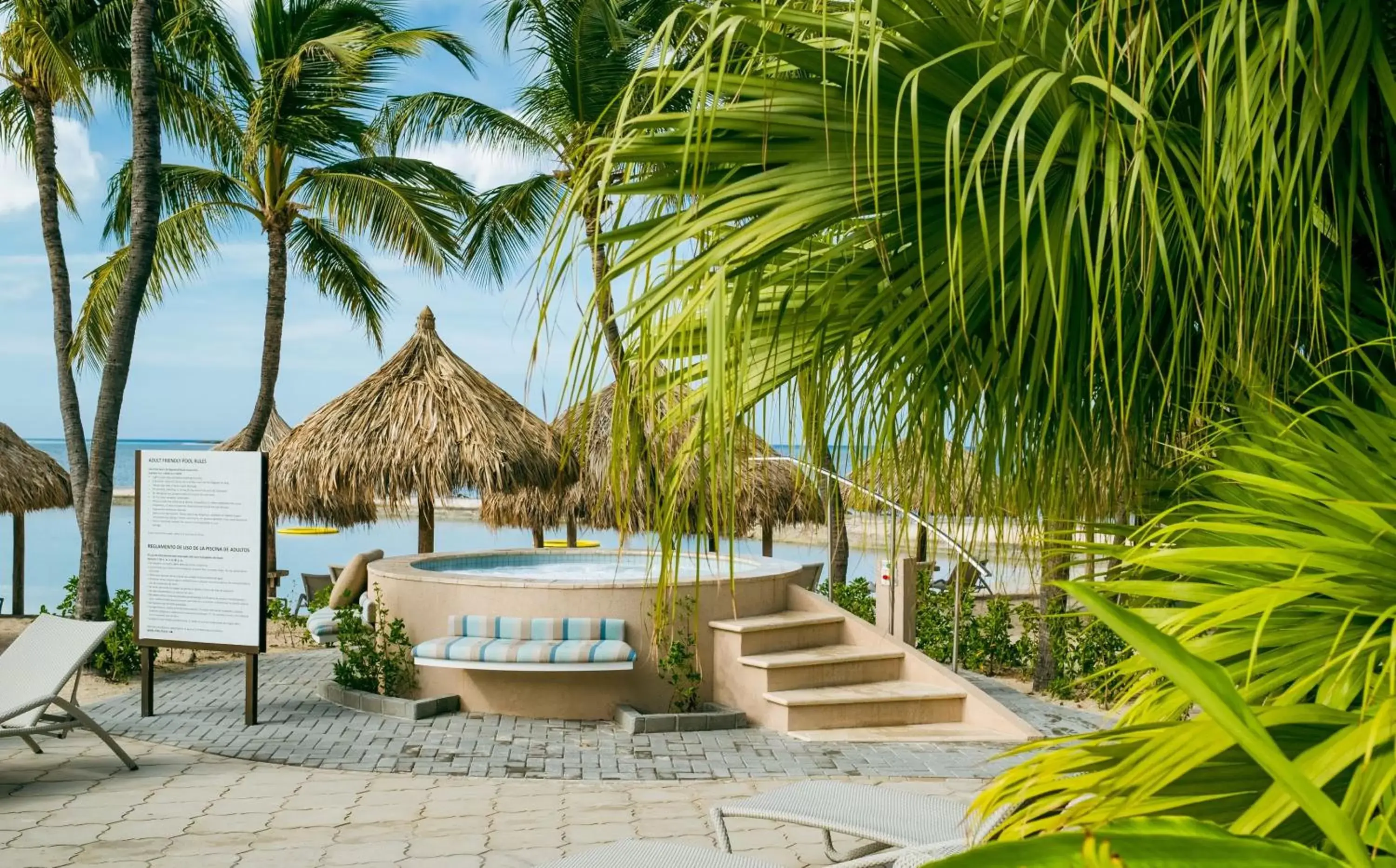 Hot Tub, Swimming Pool in Renaissance Wind Creek Aruba Resort