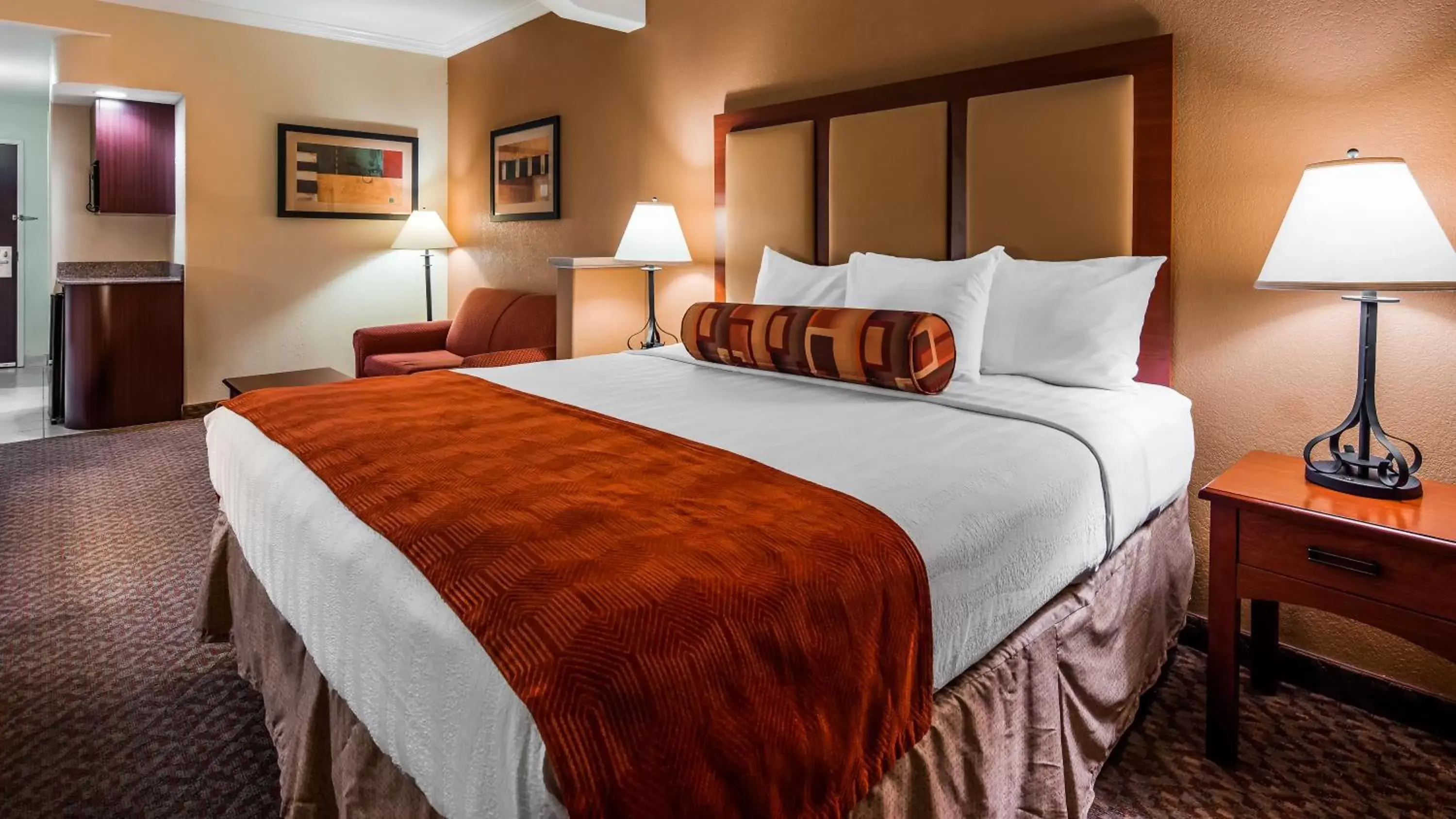 Bed in Best Western Plus Waxahachie Inn & Suites