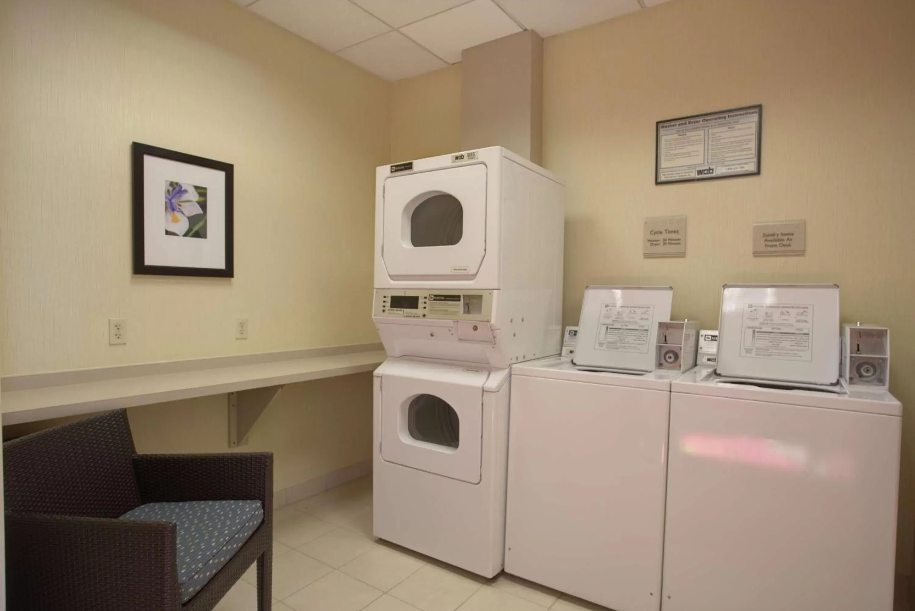 Property building, Kitchen/Kitchenette in Hilton Garden Inn San Francisco Airport North