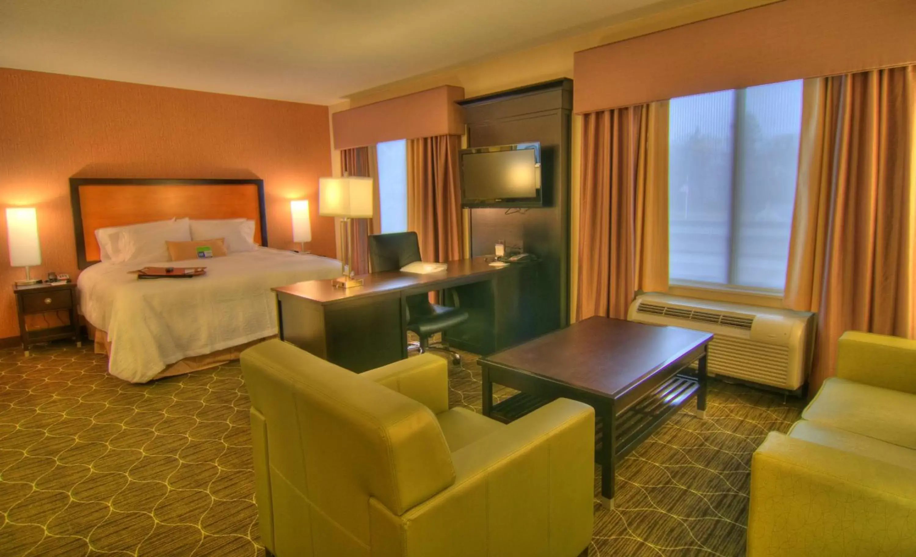 Bed in Hampton Inn and Suites Parsippany/North