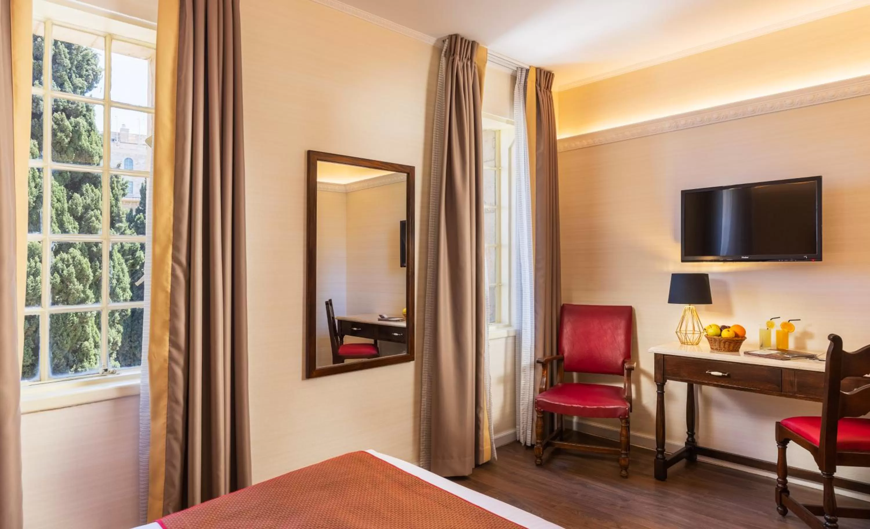 TV and multimedia, Bed in YMCA Three Arches Hotel