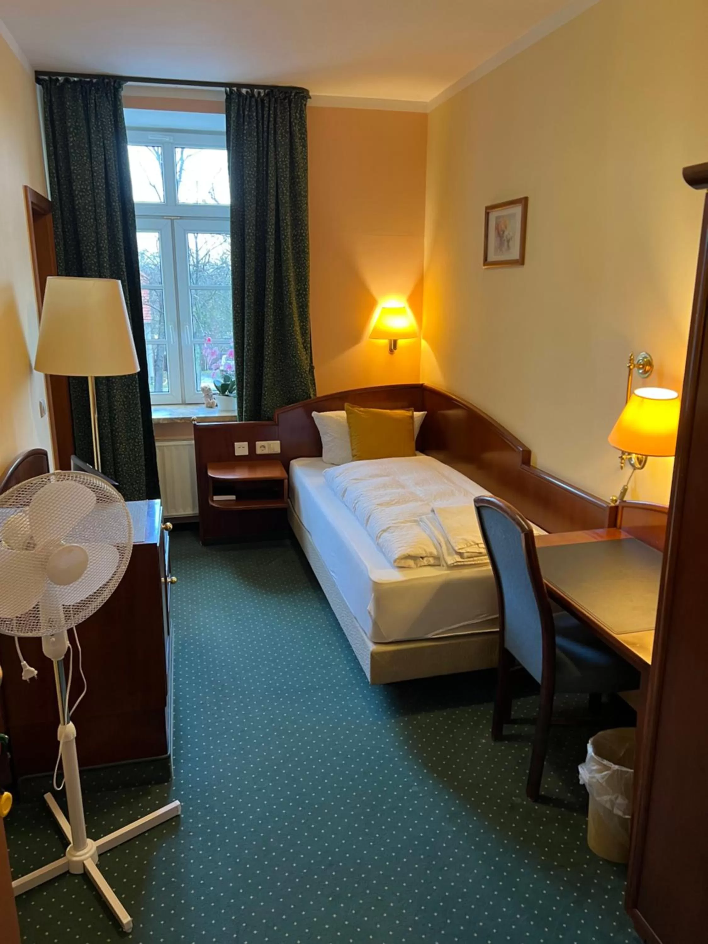 Photo of the whole room, Bed in Hotel am Schloss - Frankfurt an der Oder