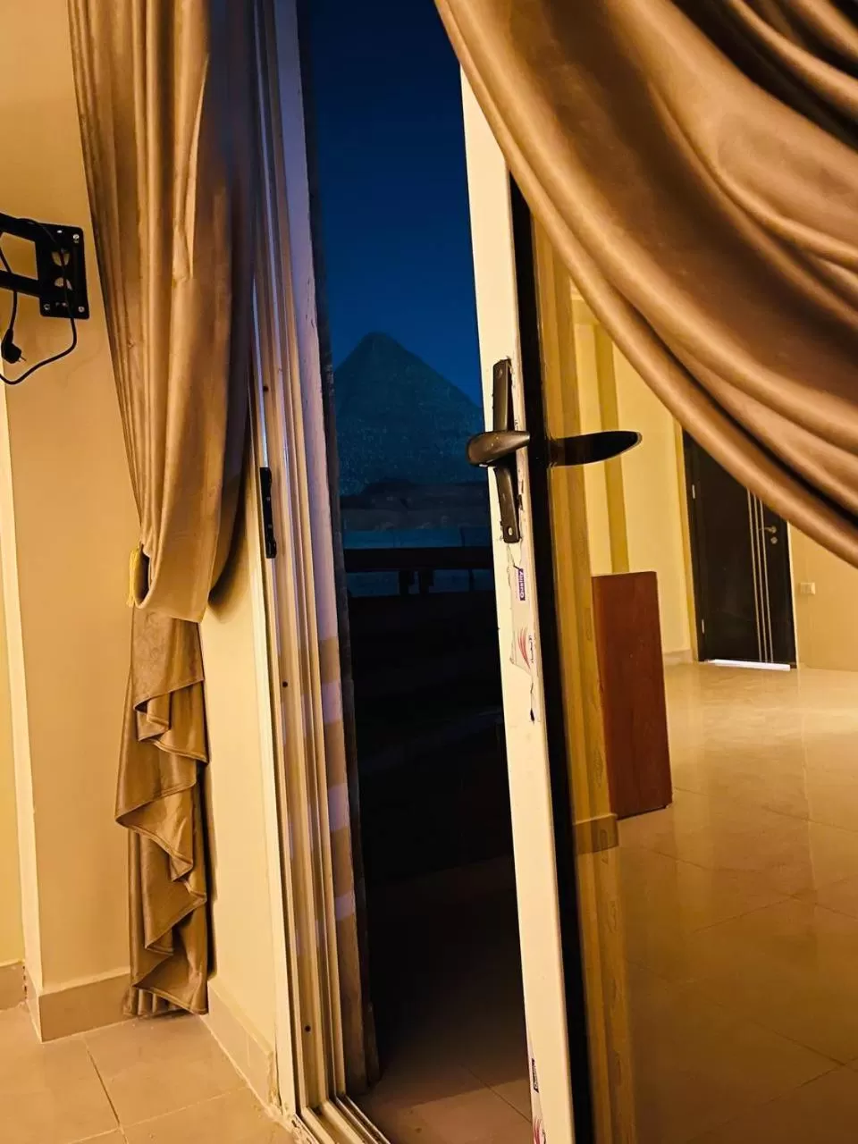 Bed in Solima Pyramids View