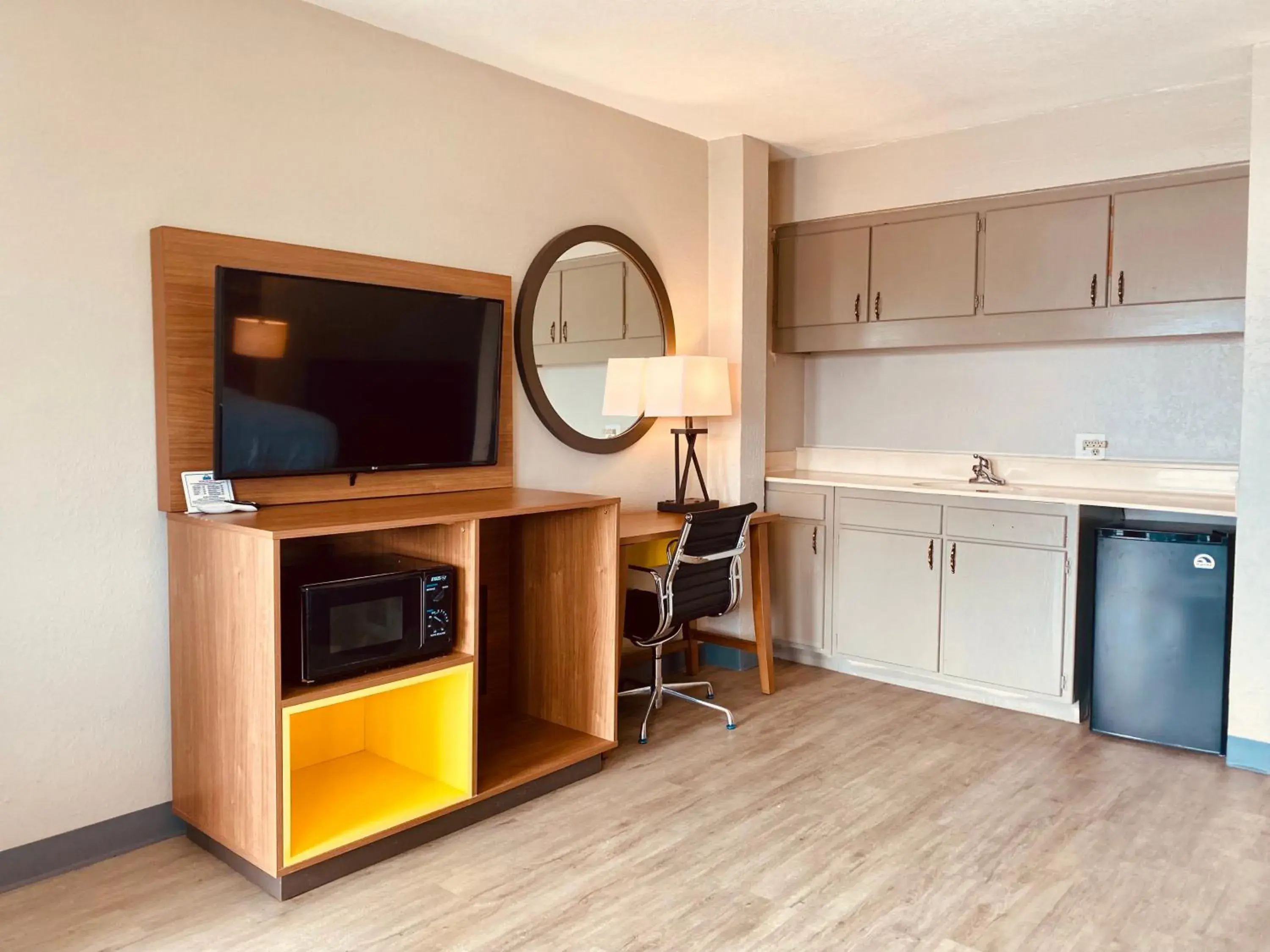 Kitchen/Kitchenette in Days Inn by Wyndham Ardmore