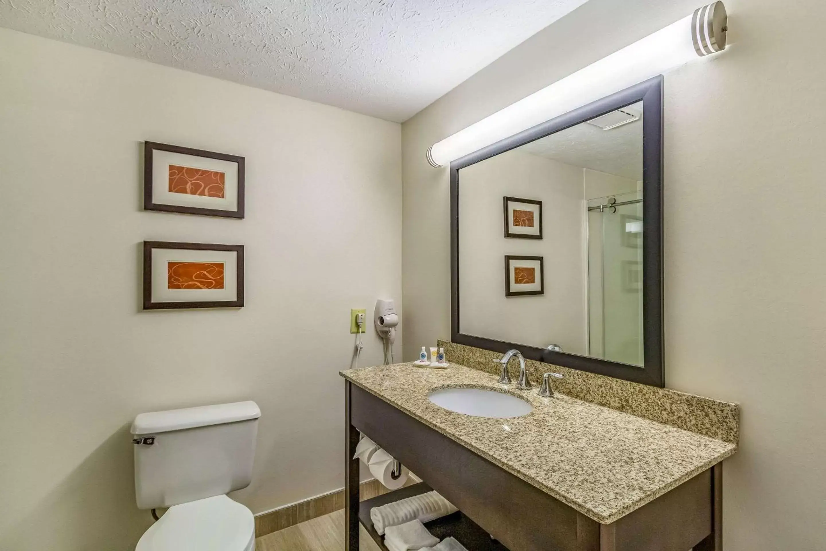 Photo of the whole room, Bathroom in Comfort Inn Independence