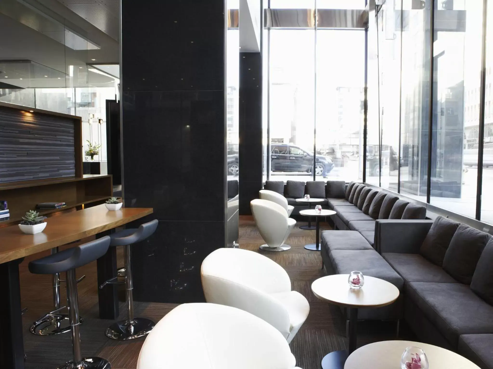 Lounge or bar, Lounge/Bar in Hotel Le Germain Calgary