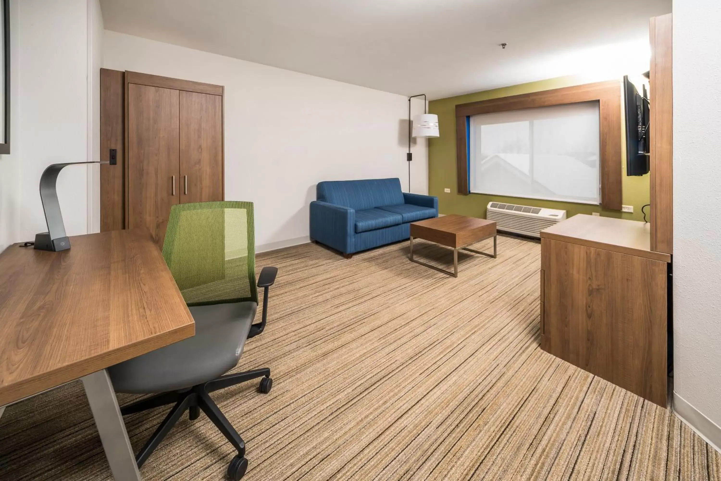 Photo of the whole room, Seating Area in Holiday Inn Express Chicago Northwest-Vernon Hills, an IHG Hotel