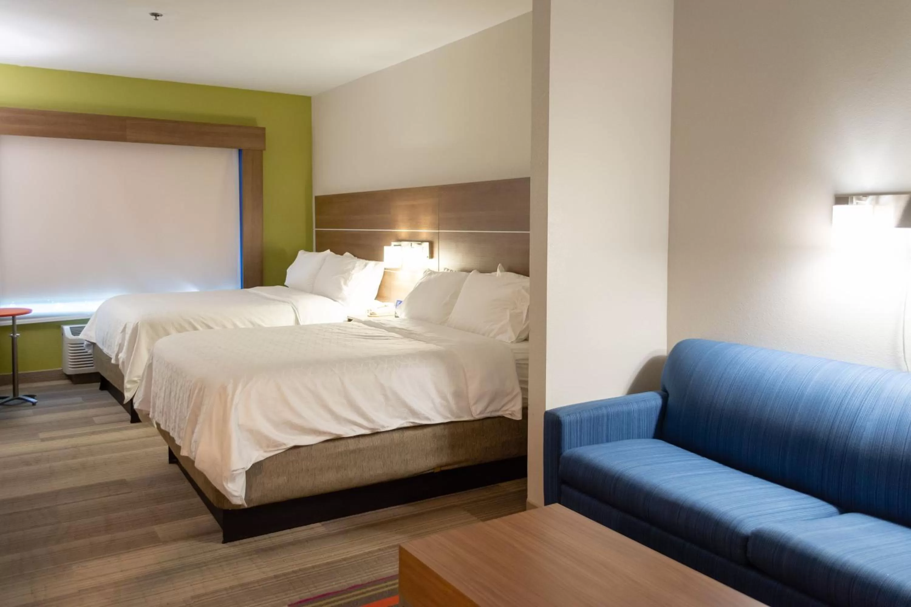 Photo of the whole room, Bed in Holiday Inn Express Hotel & Suites Muskogee by IHG