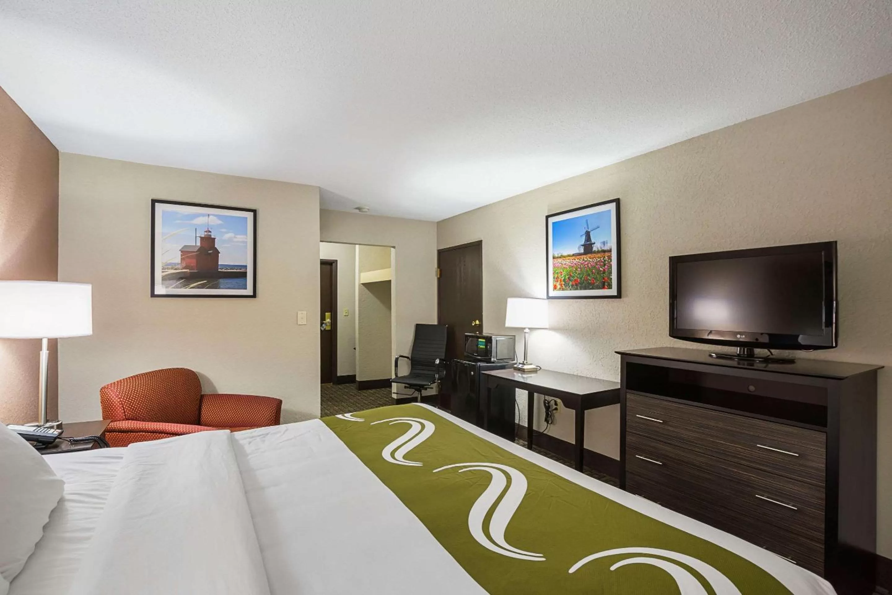 Photo of the whole room, Bed in Quality Inn & Suites Holland