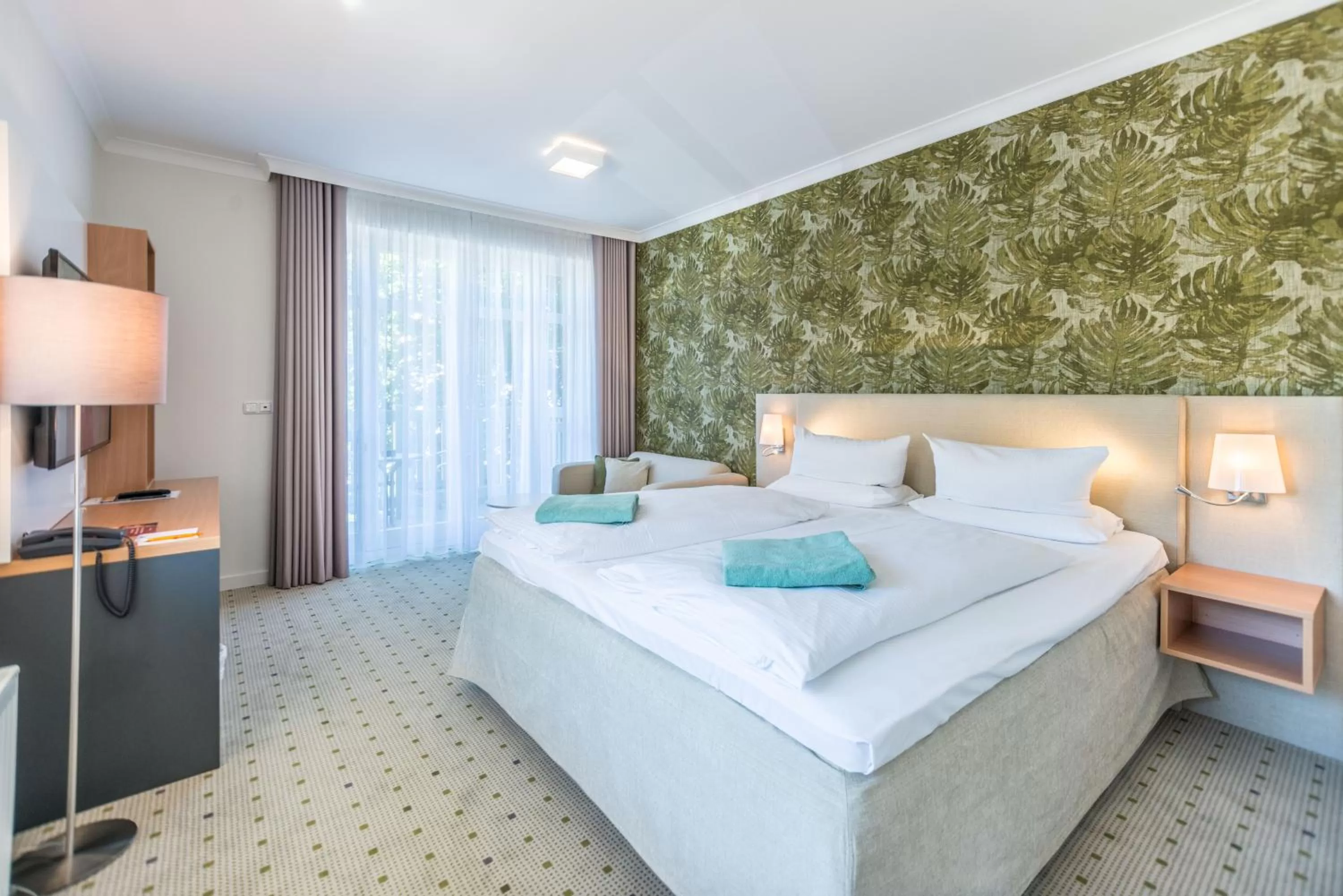 Living room, Bed in Am Weststrand Aparthotel Kühlungsborn