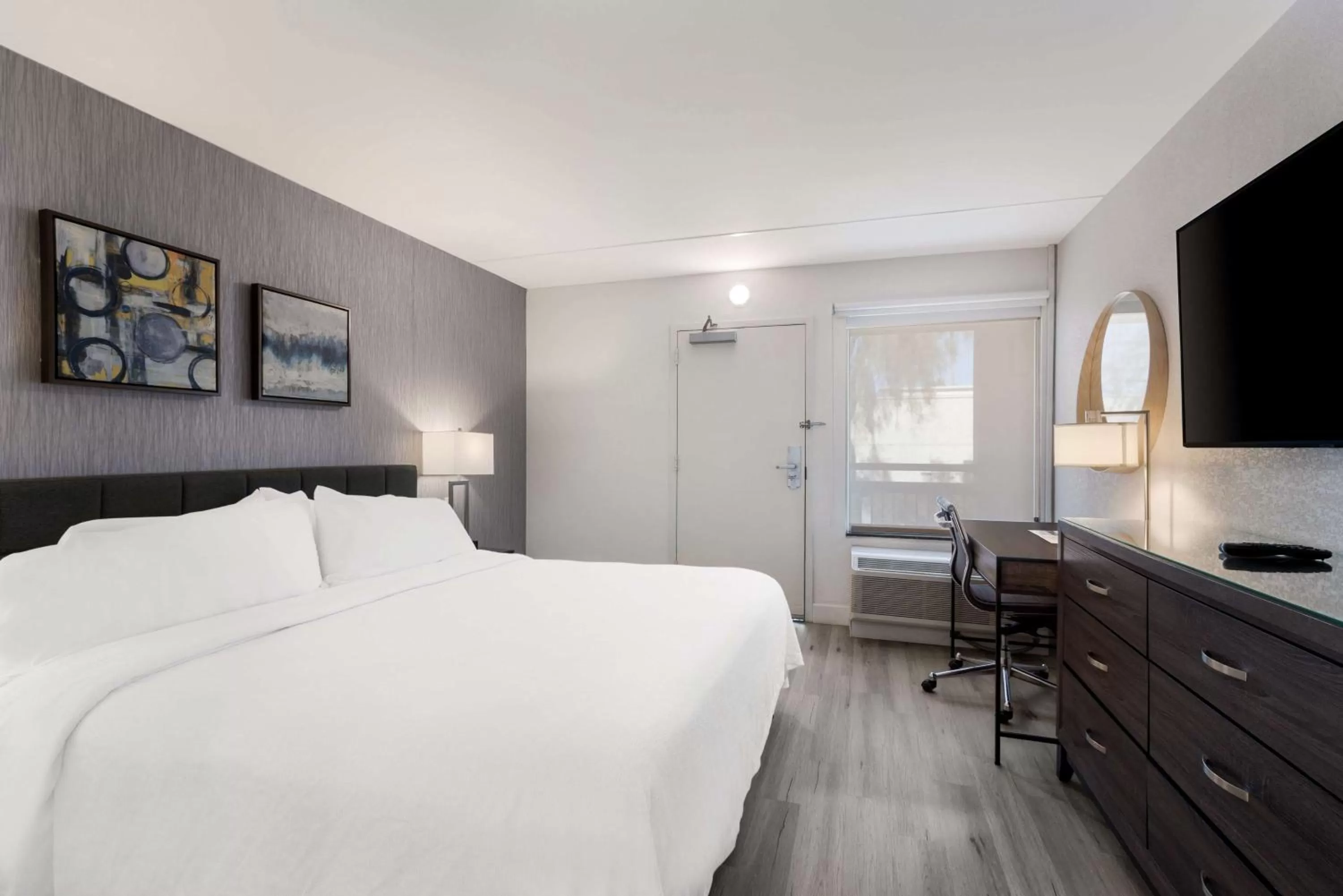 Bedroom, Bed in SureStay Plus Hotel by Best Western Scottsdale North