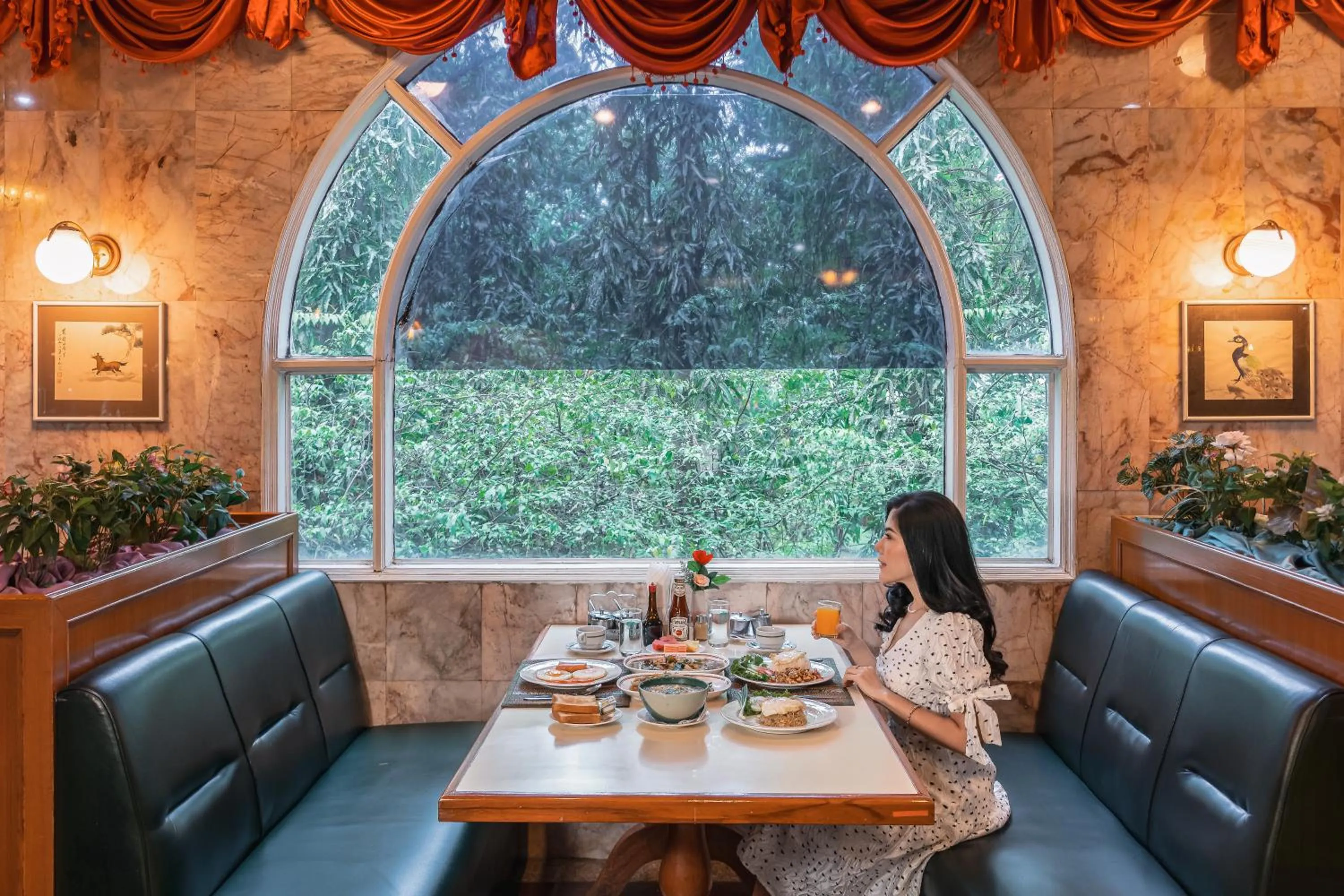 Food and drinks in Elizabeth Hotel