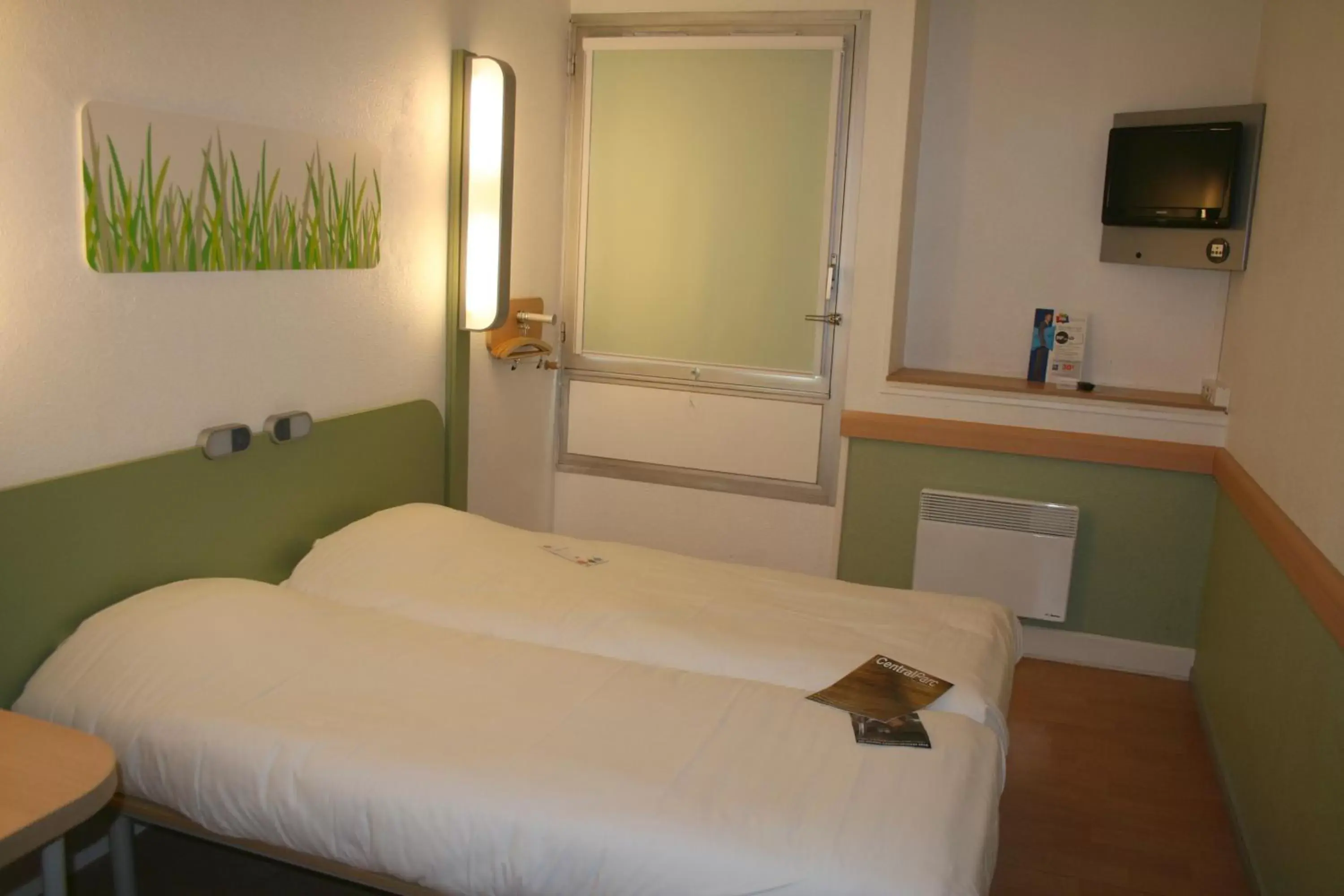 Photo of the whole room, Bed in ibis Budget Thiers