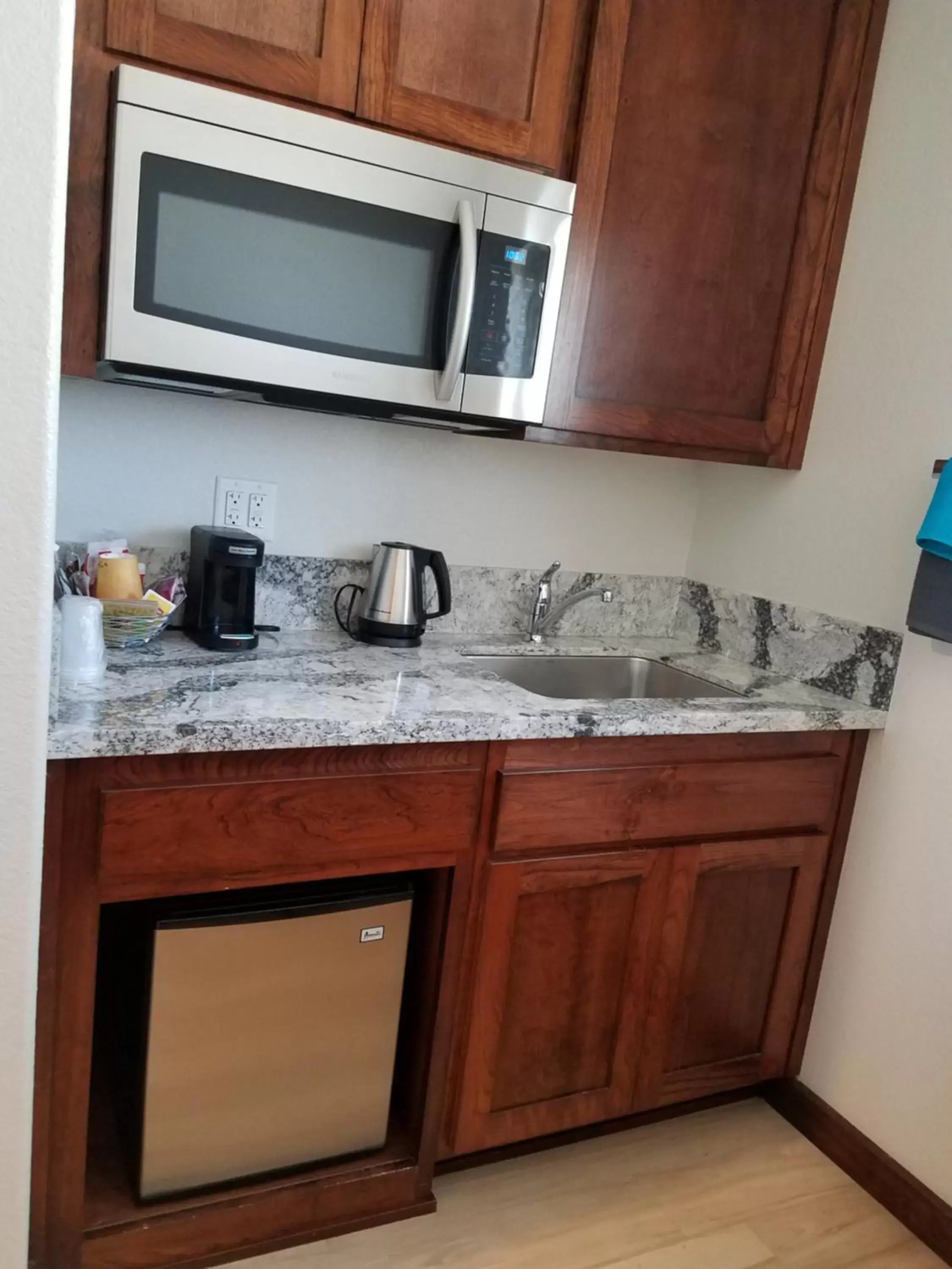 Kitchen/Kitchenette in Shoshone Inn