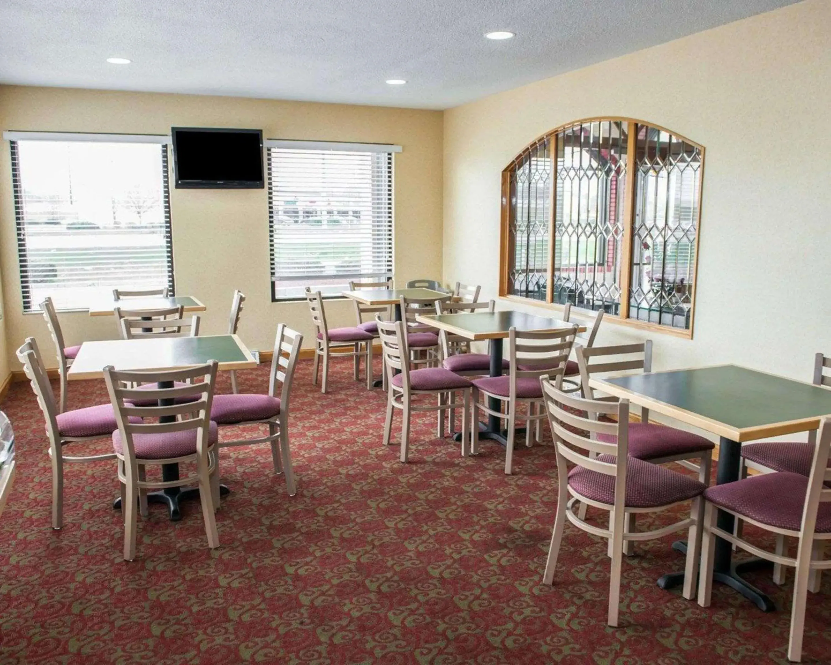 Restaurant/Places to Eat in Quality Inn and Suites Indianapolis