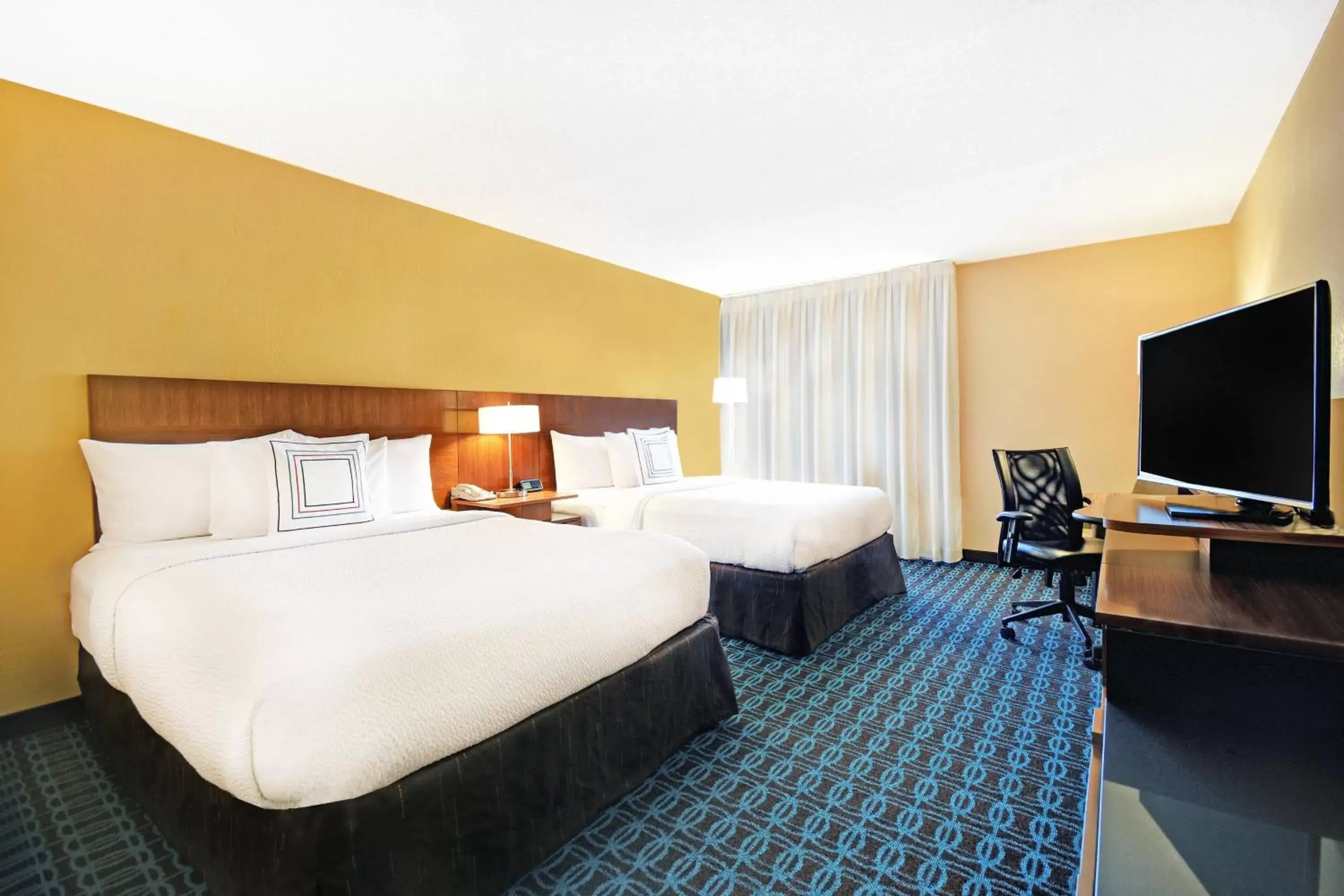 Photo of the whole room, Bed in Fairfield Inn & Suites by Marriott Atlanta Vinings/Galleria