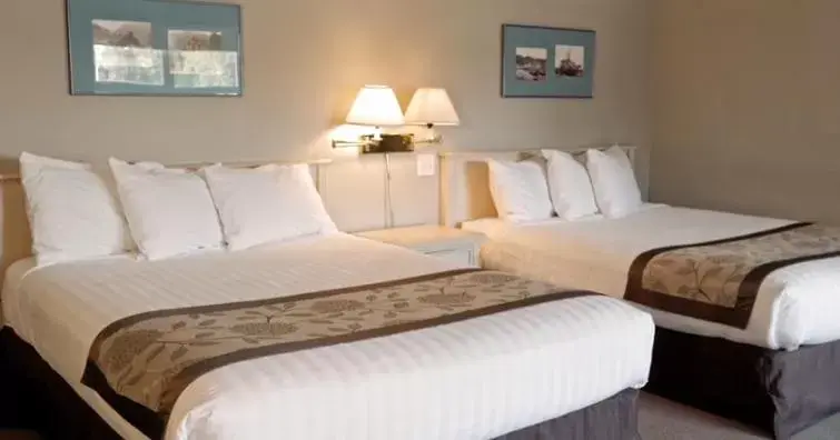 Superior Queen Room with Two Queen Beds in Quarterdeck Inn Port Hardy