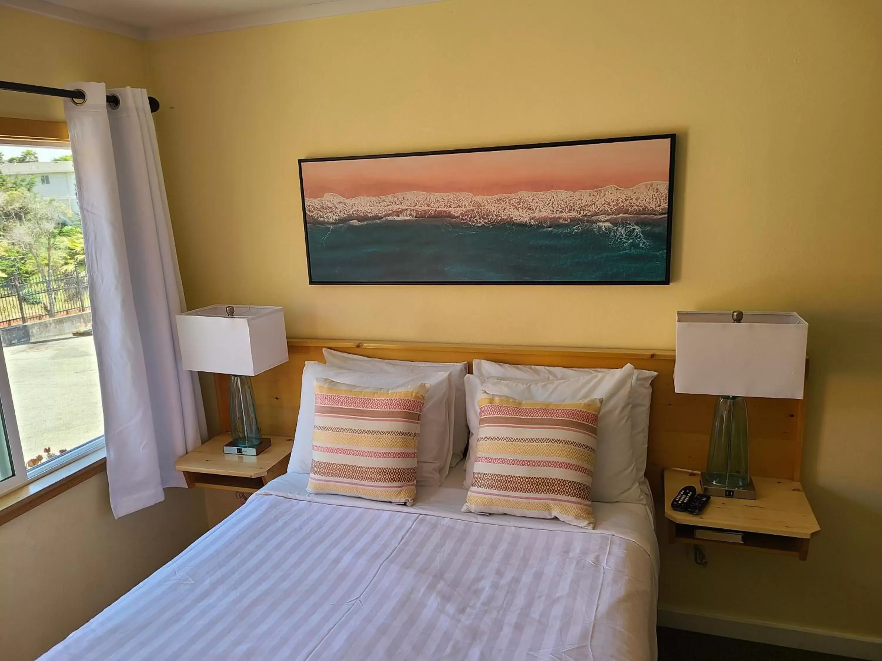 Bedroom, Bed in Sunny Cove Motel
