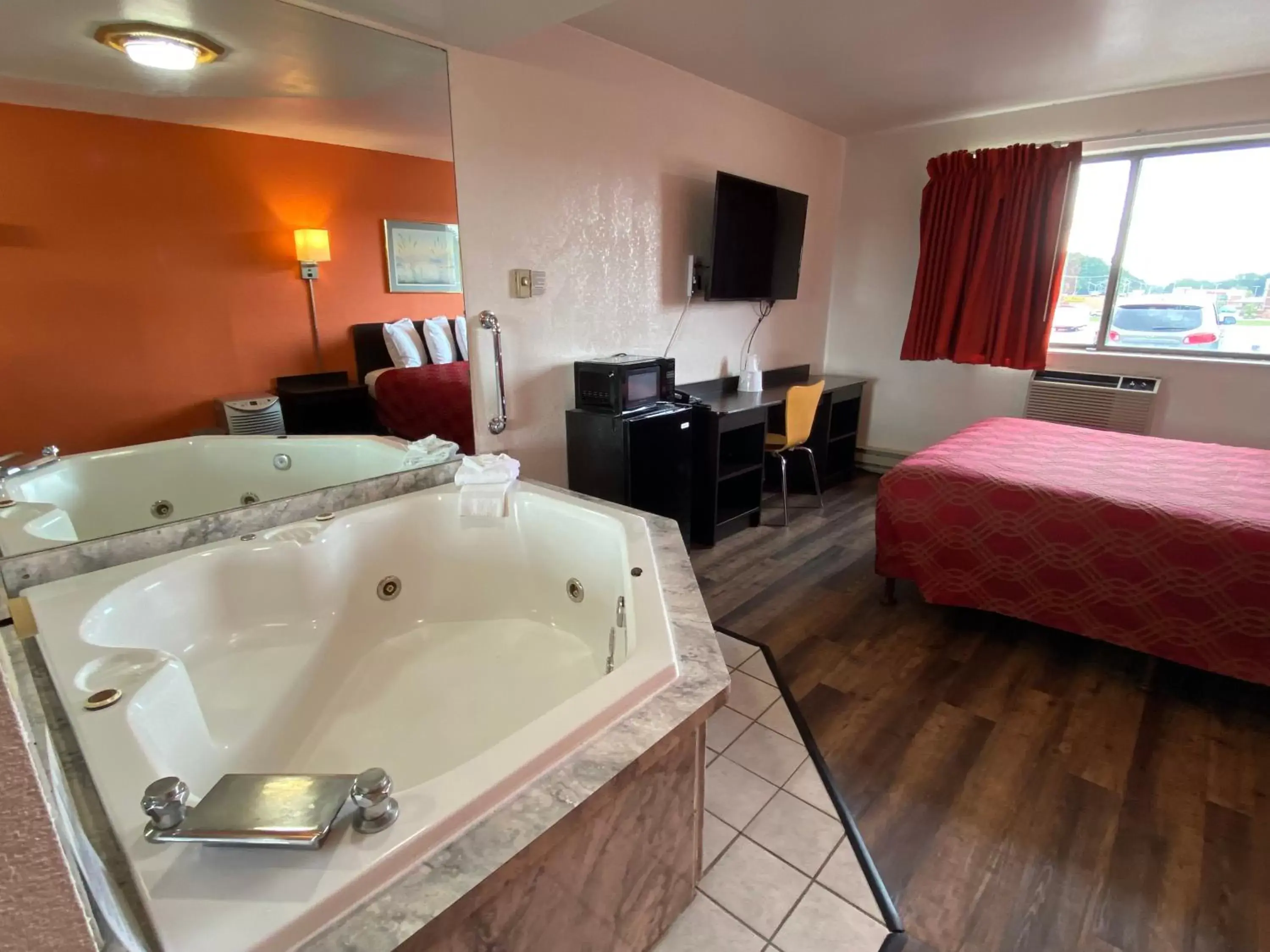 Hot Tub, Bed in Reliance Inn Hot Tub, Bed in Reliance Inn