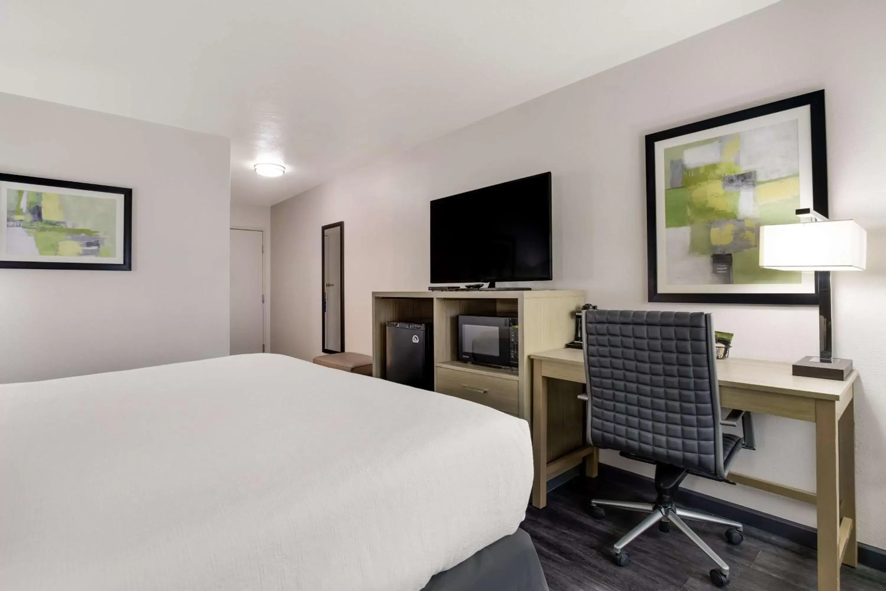 Bedroom, TV/Entertainment Center in Best Western Grants Inn