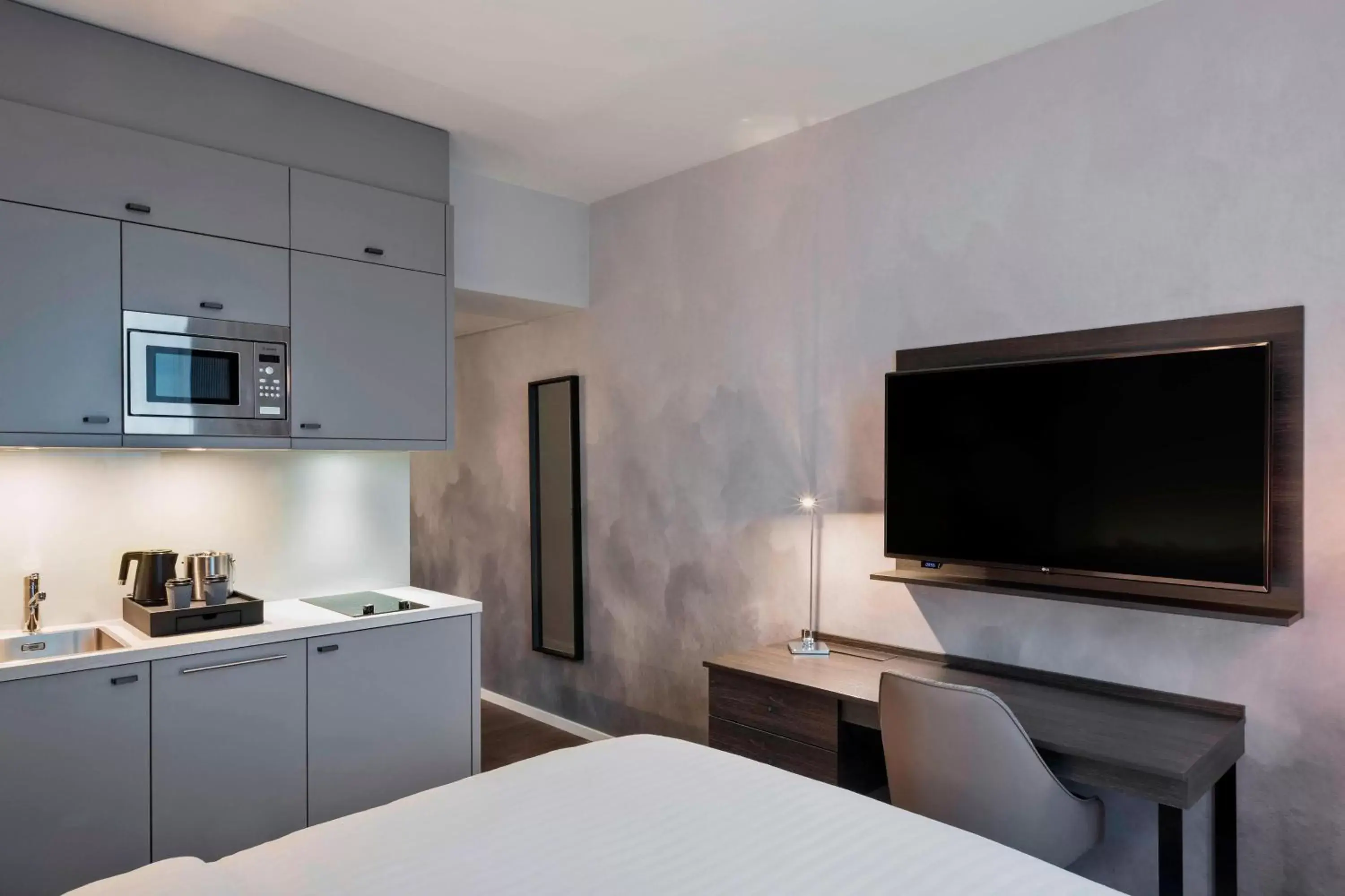 Kitchen or kitchenette, TV/Entertainment Center in Residence Inn by Marriott Frankfurt City Center