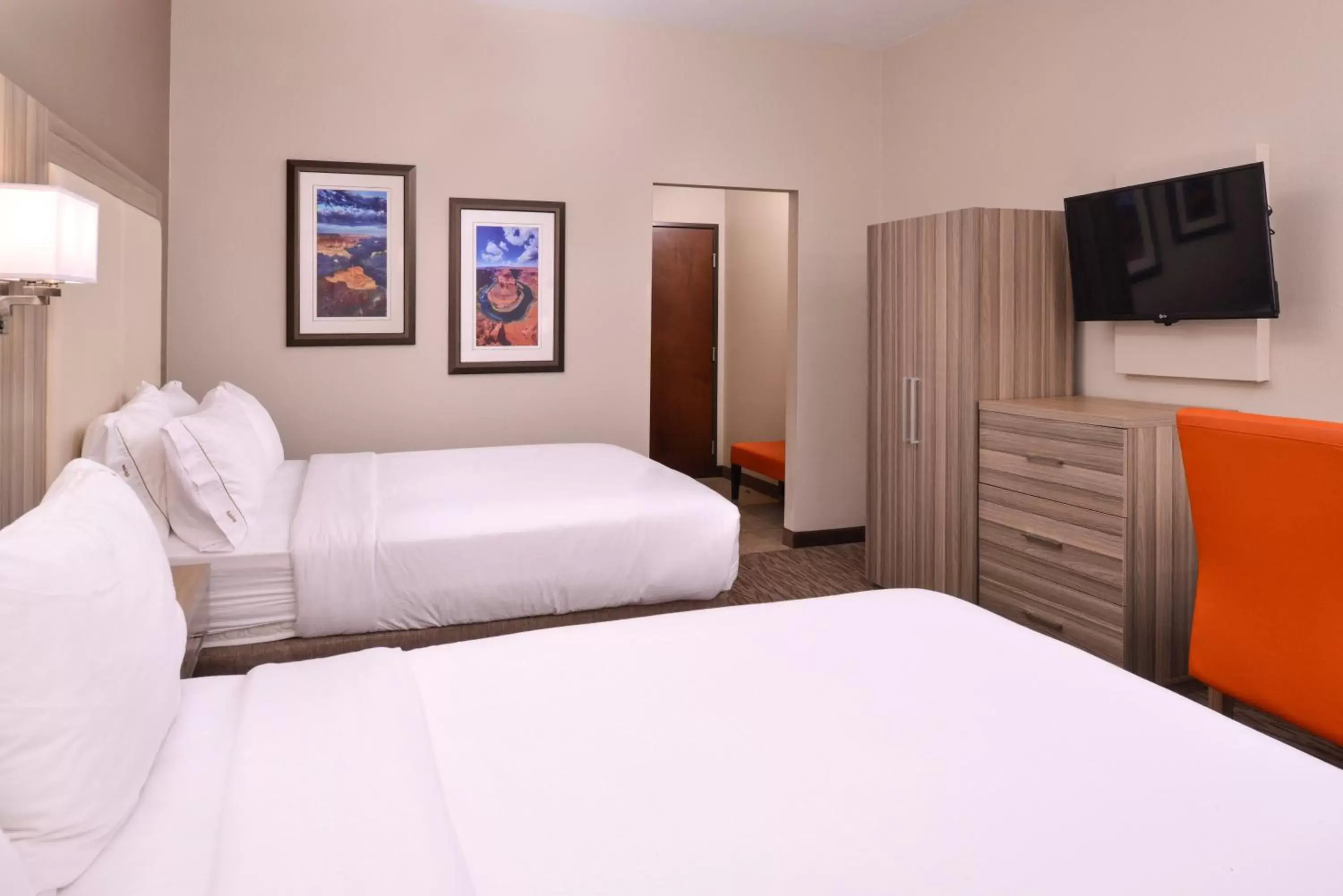 Photo of the whole room, Bed in Holiday Inn Express & Suites Williams, an IHG Hotel