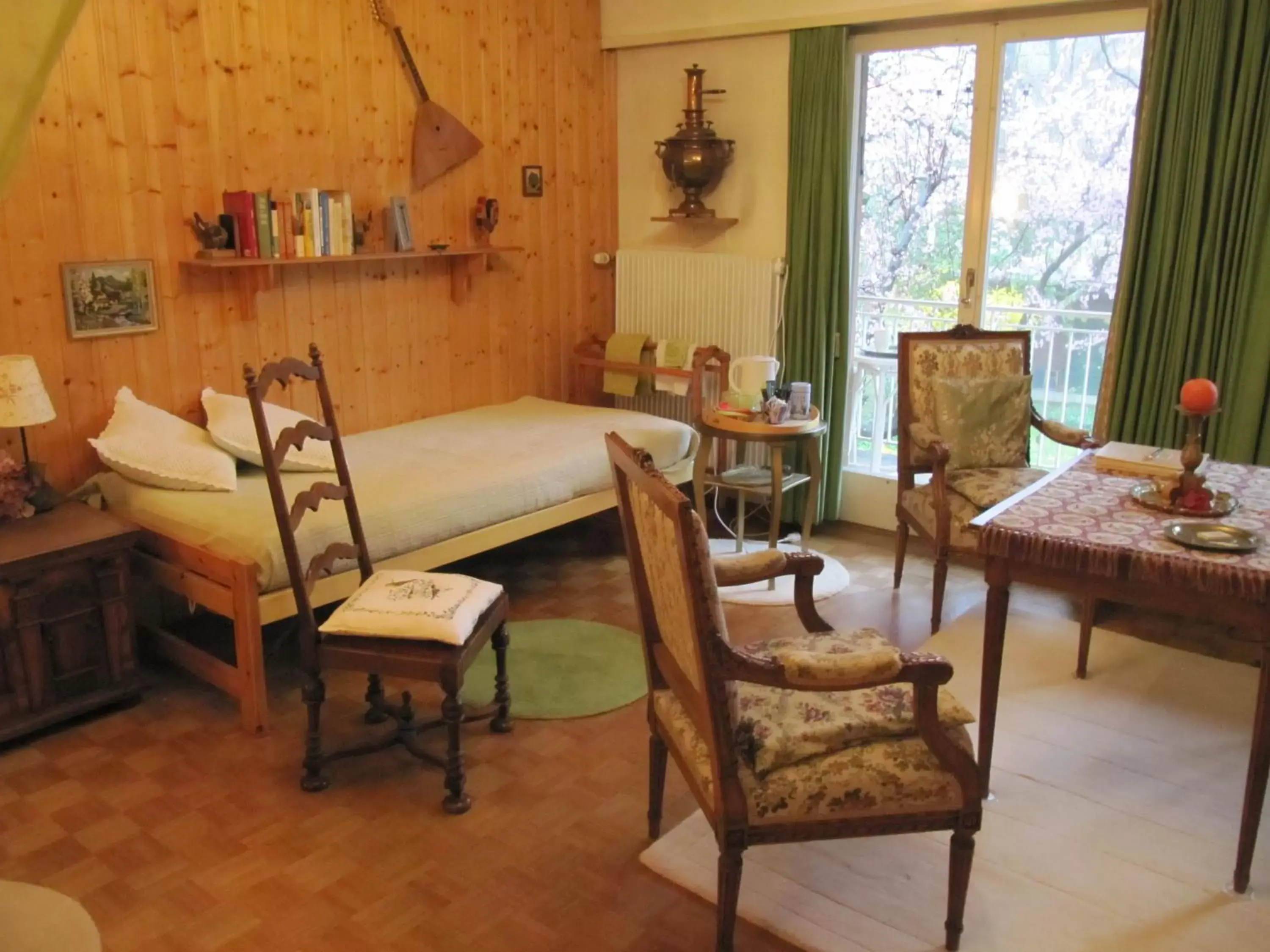 Bed, Seating Area in Chez Jean et Daisy