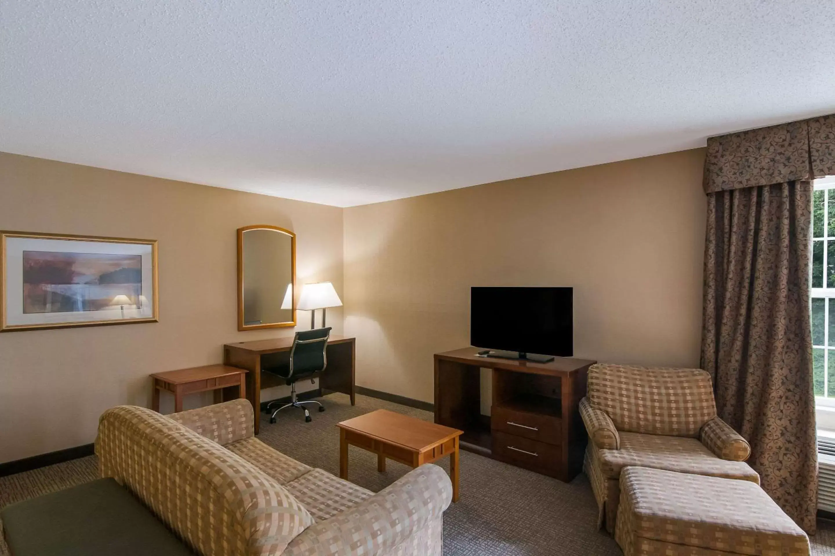 Bedroom, TV/Entertainment Center in Quality Inn Mystic