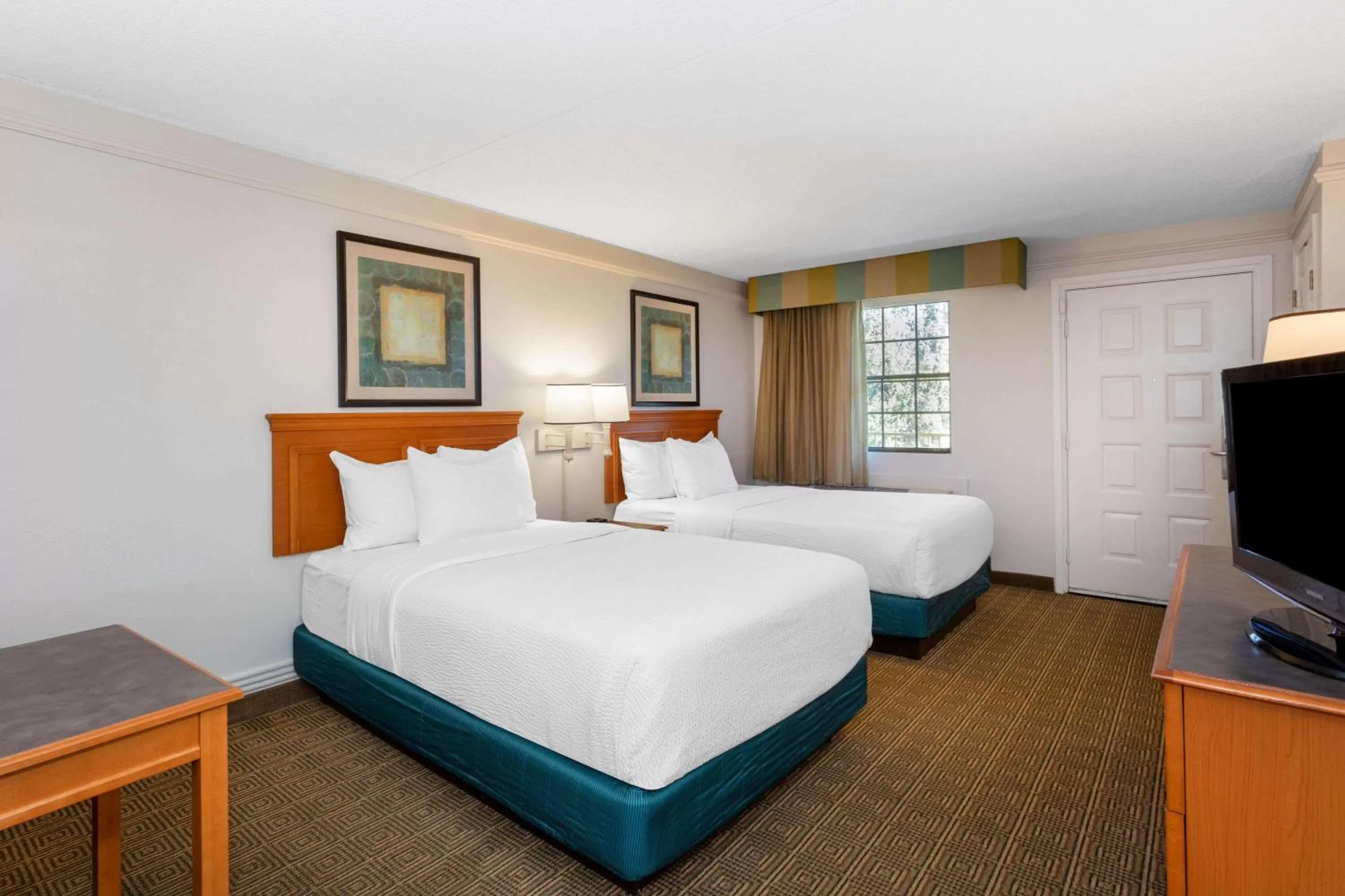 Photo of the whole room, Bed in La Quinta Inn by Wyndham Tallahassee North
