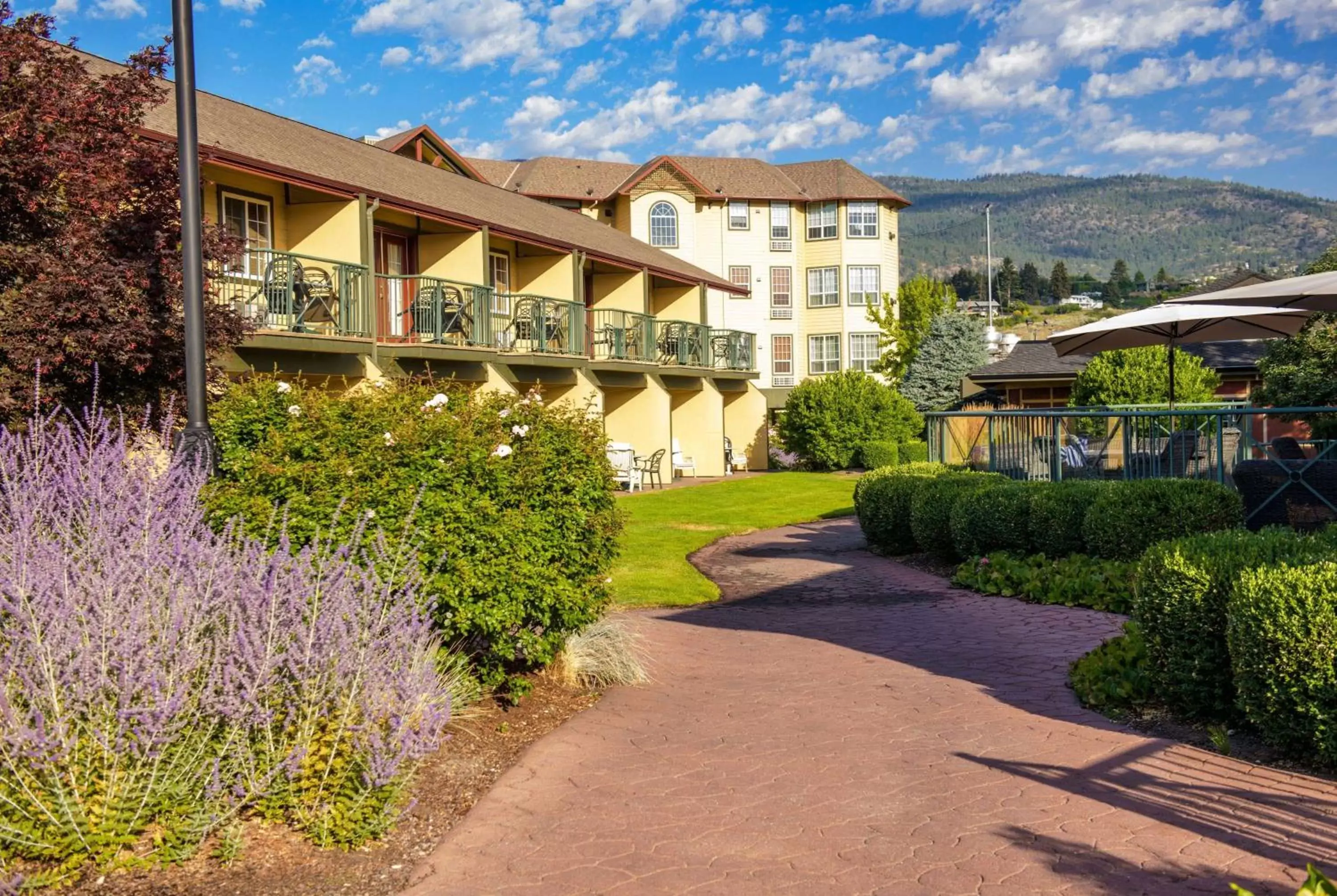 Inner courtyard view, Property Building in Ramada by Wyndham Penticton Hotel & Suites