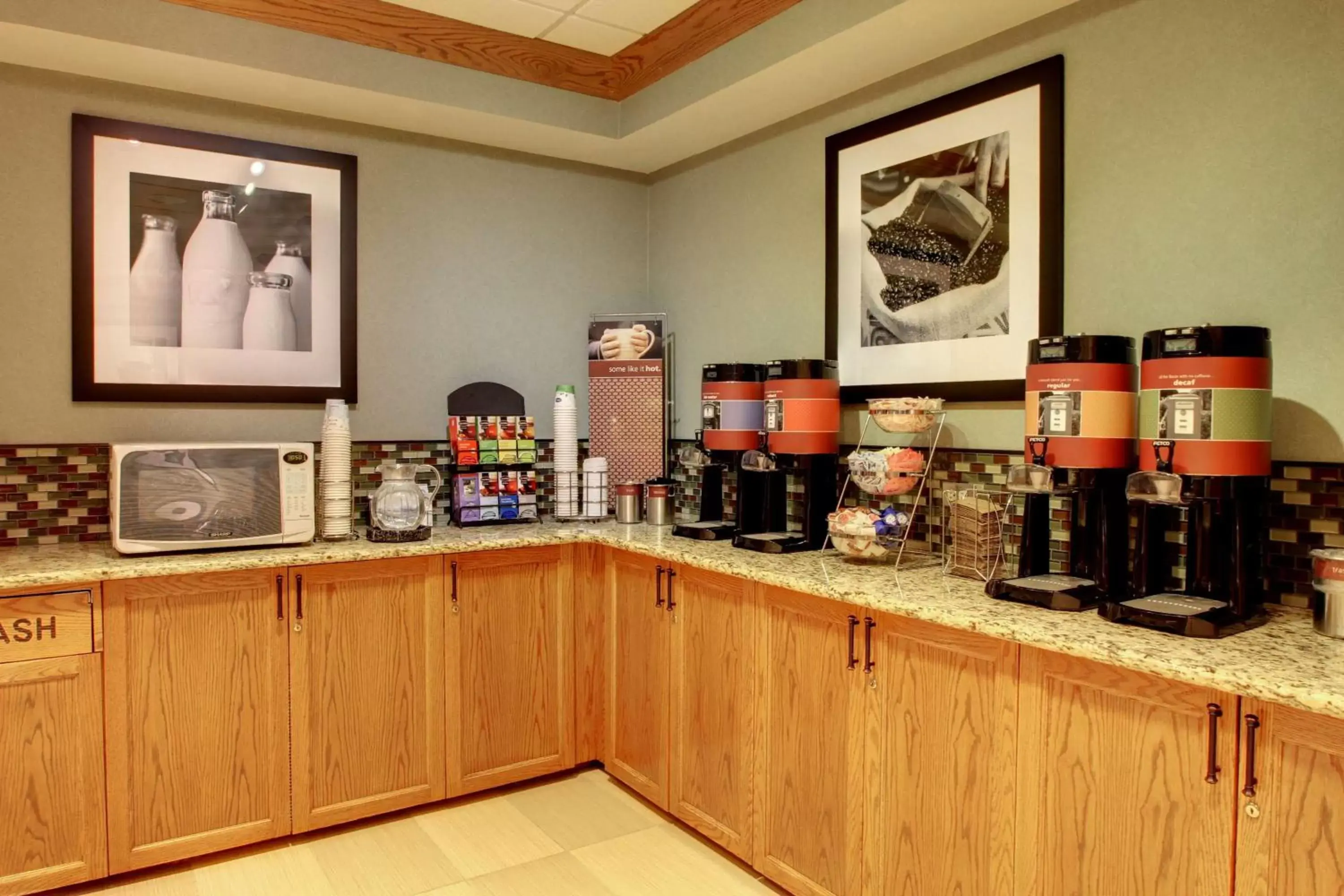 Dining area in Hampton Inn & Suites Chicago/Aurora