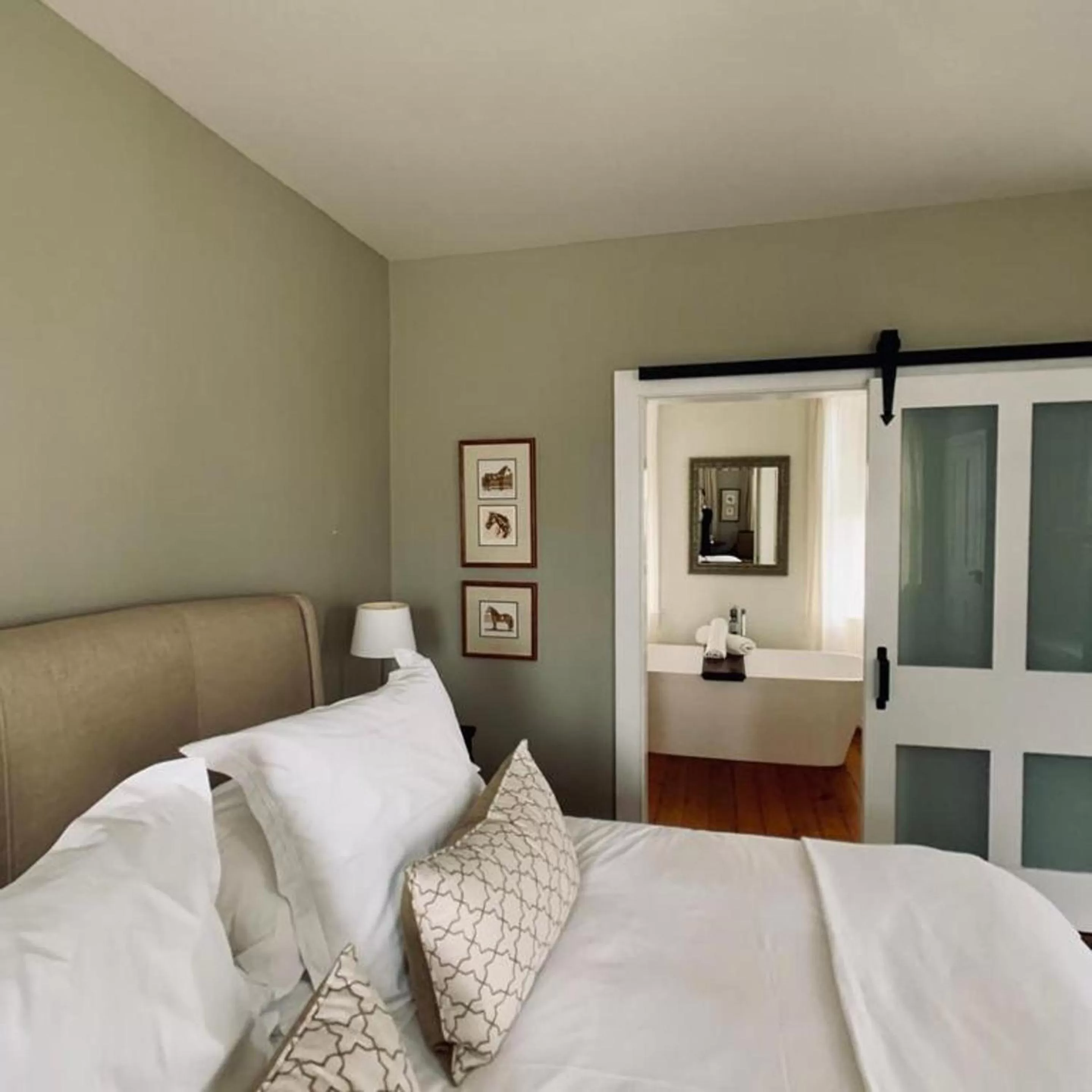 Photo of the whole room, Bed in Woodbourne Inn