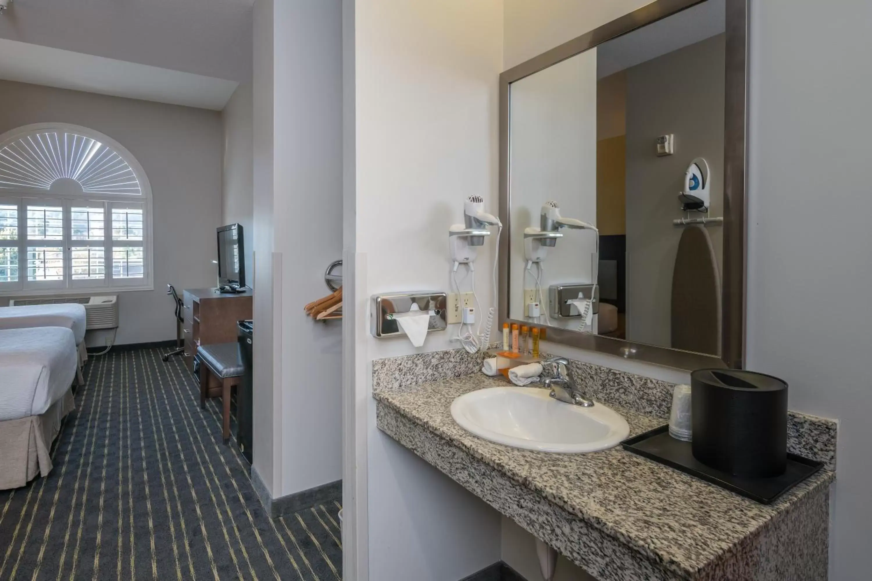 Photo of the whole room, Bathroom in Hotel Aura SFO Airport