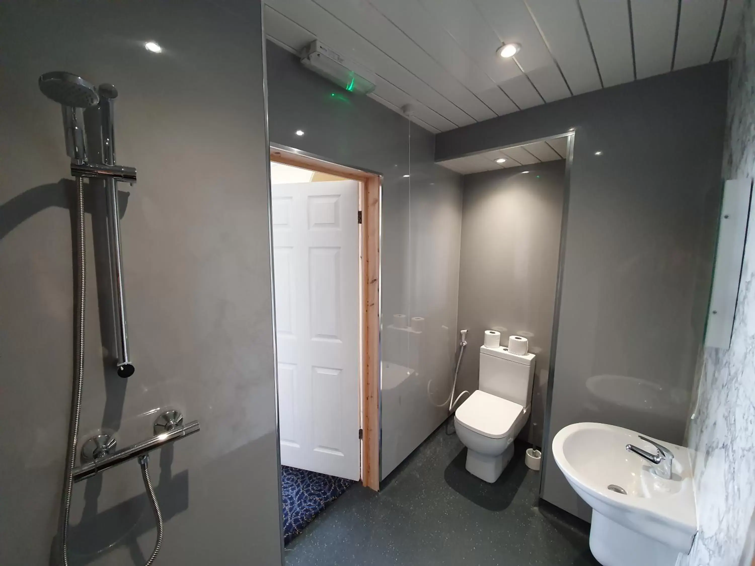 Spa and wellness centre/facilities, Bathroom in Gwesty'r Marine Hotel & Spa