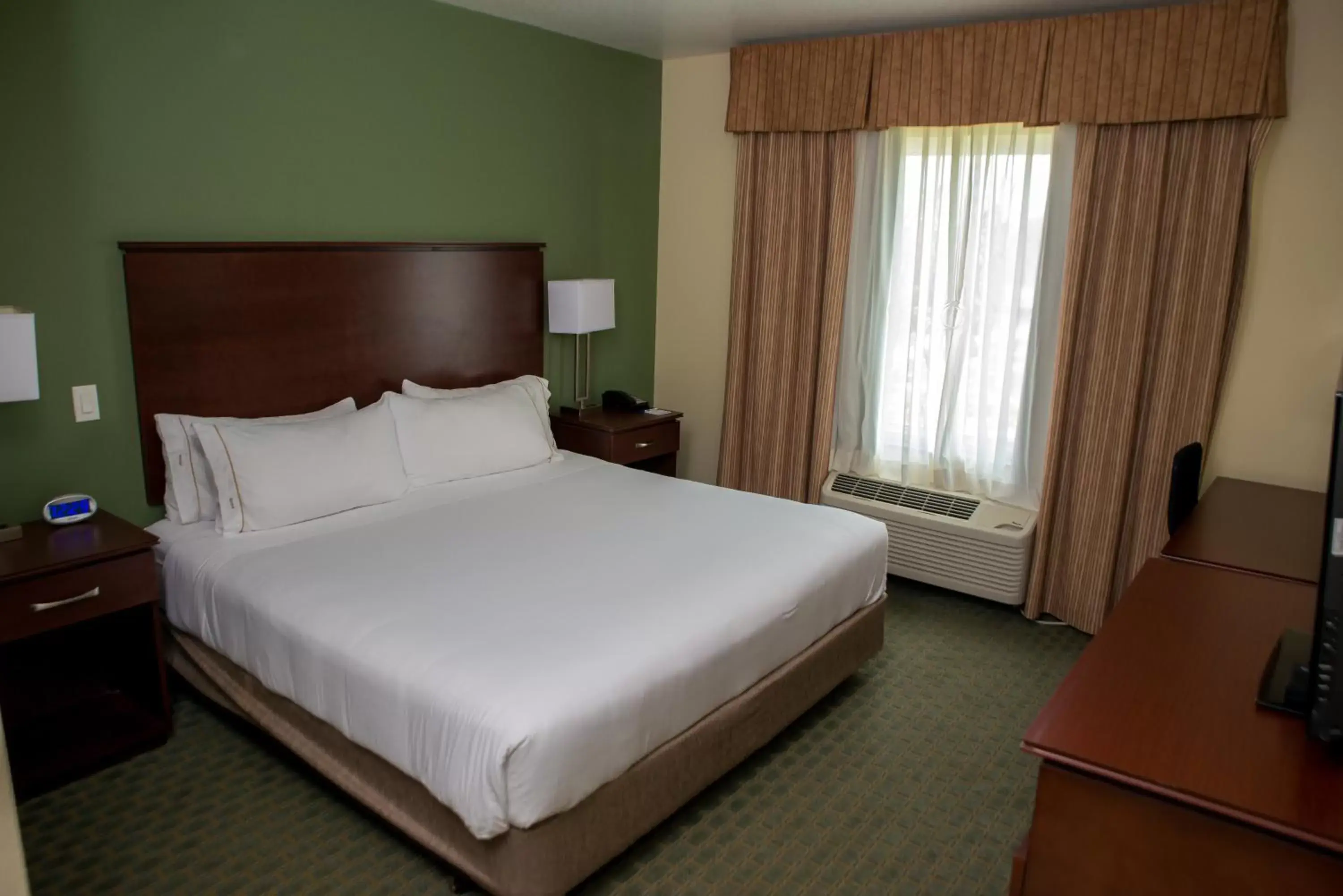 Photo of the whole room, Bed in Holiday Inn Express Hotel & Suites Cocoa, an IHG Hotel
