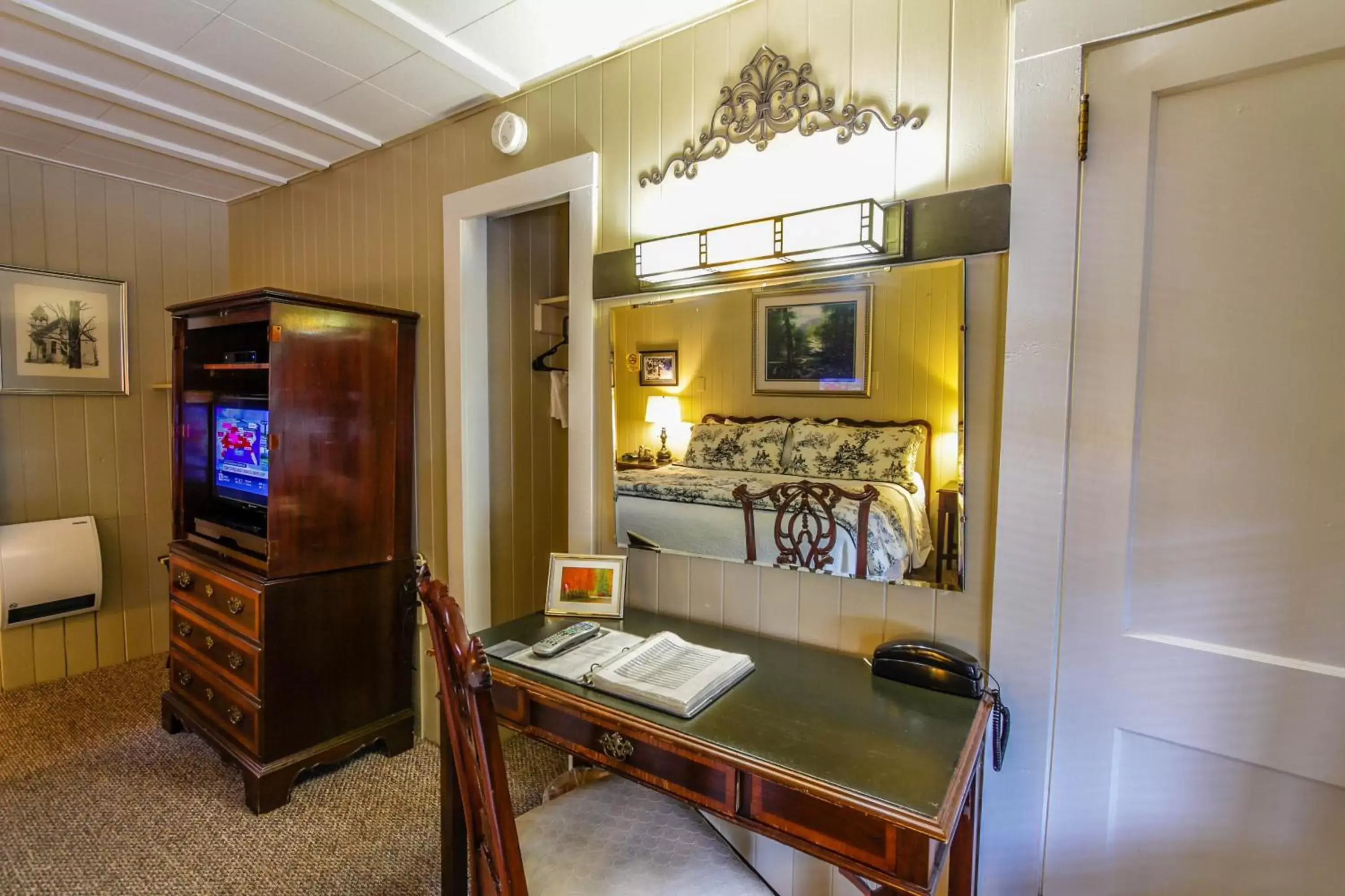 TV and multimedia, TV/Entertainment Center in Mountainaire Inn and Log Cabins