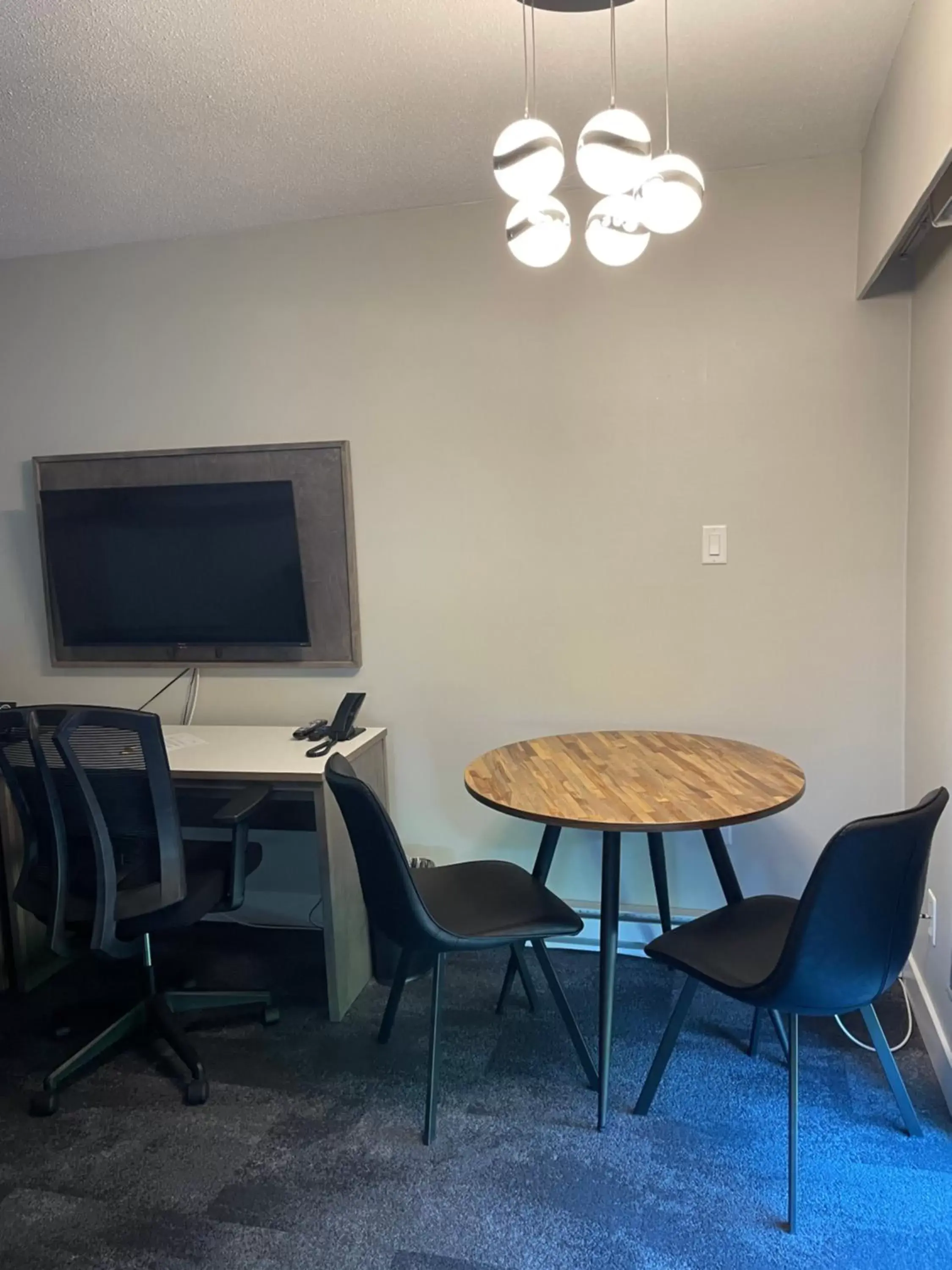 Dining area, TV/Entertainment Center in The Vic, Ascend Hotel Collection