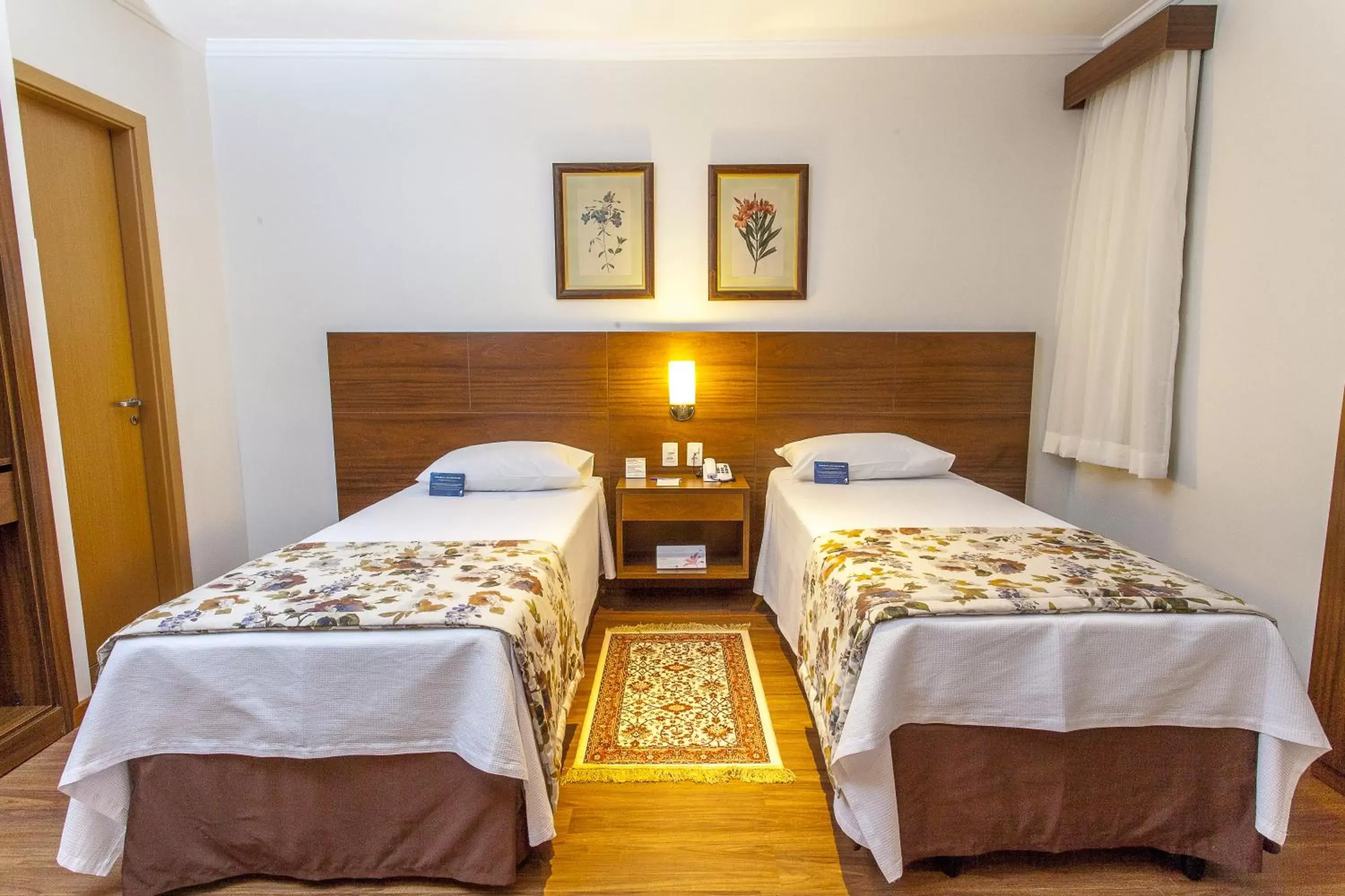 Photo of the whole room, Bed in São Carlos Marklin Suítes
