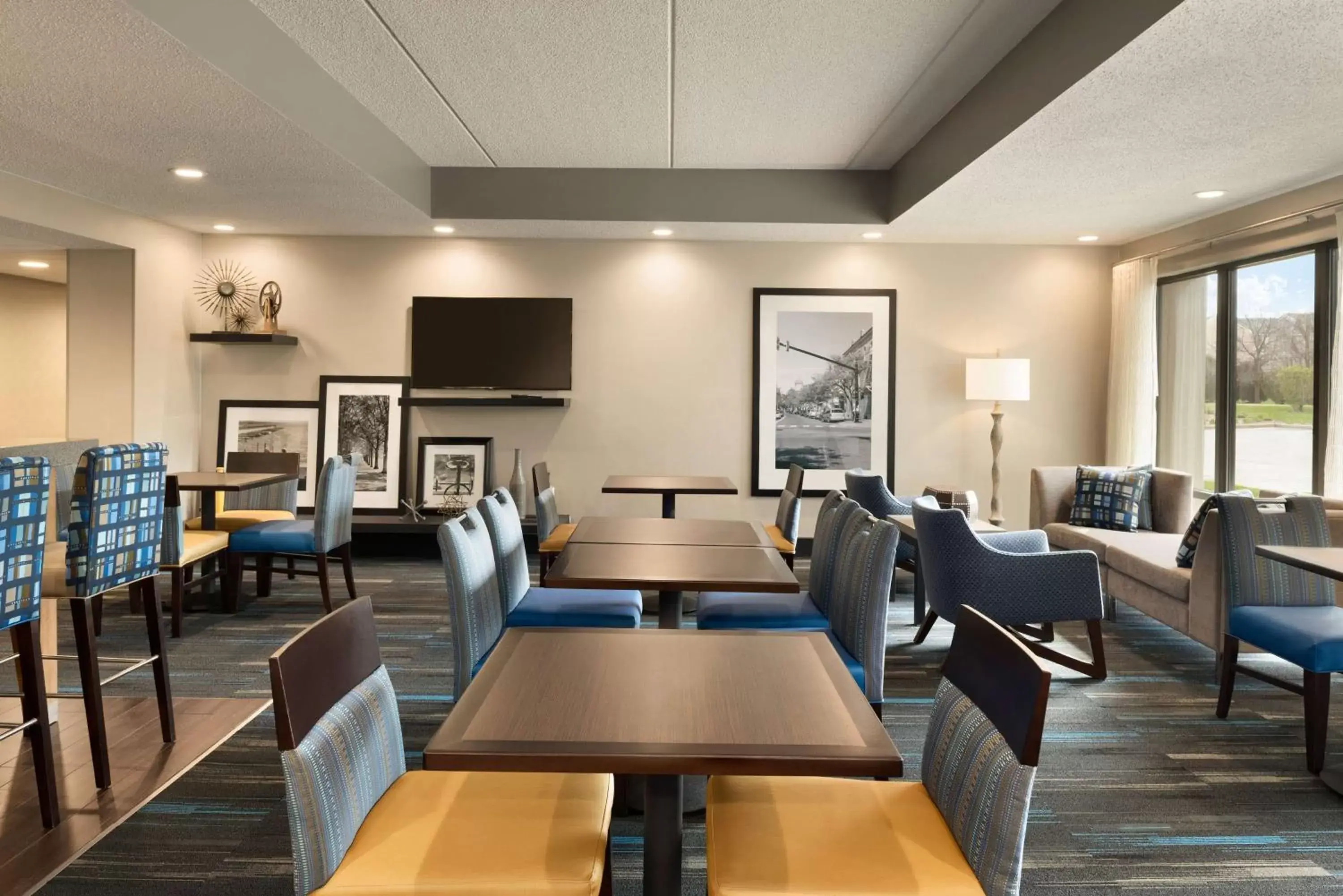 Lobby or reception, Restaurant/Places to Eat in Hampton Inn Appleton-Fox River Mall Area