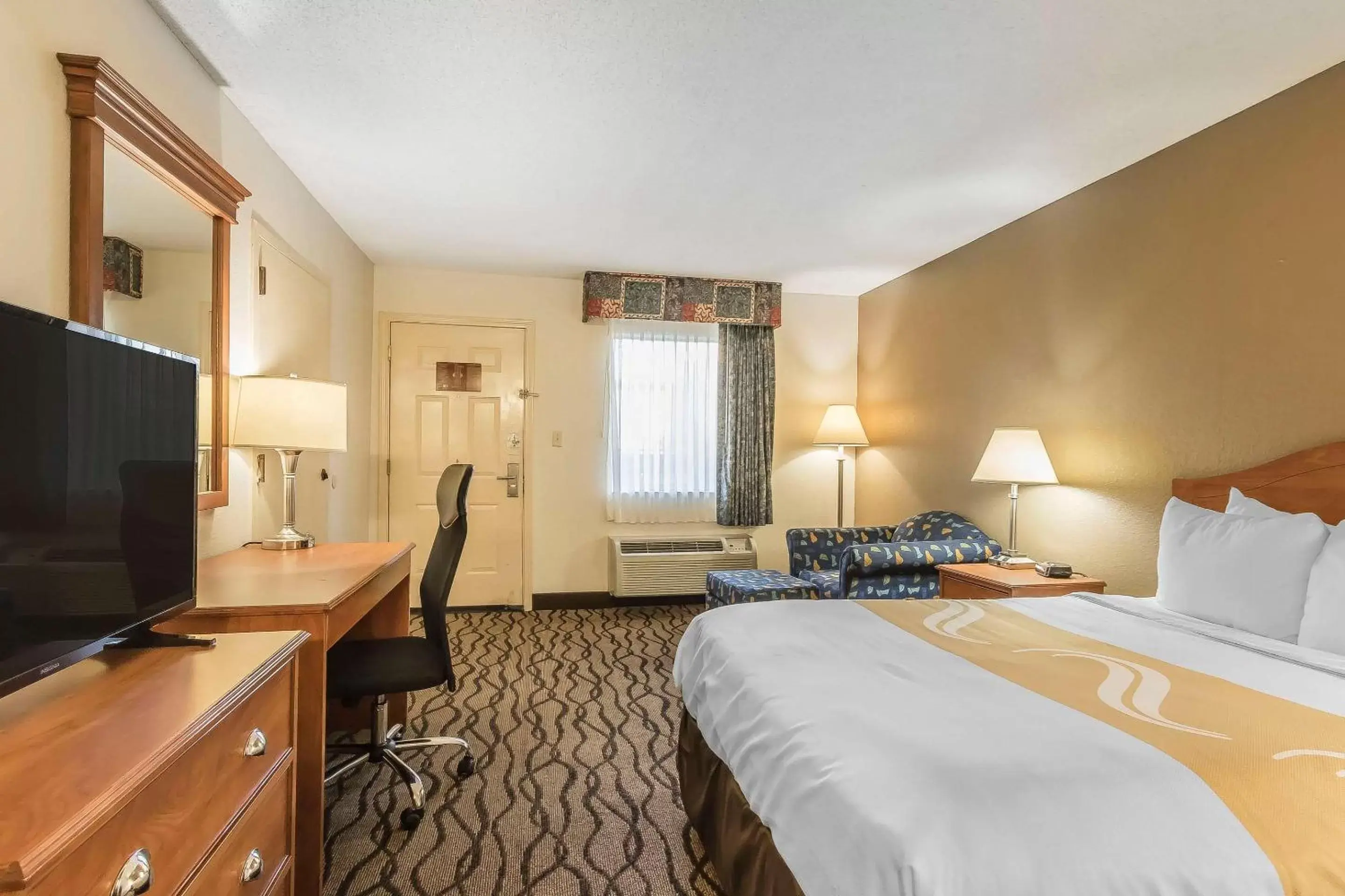 Photo of the whole room, TV/Entertainment Center in Quality Inn Charleston I-57