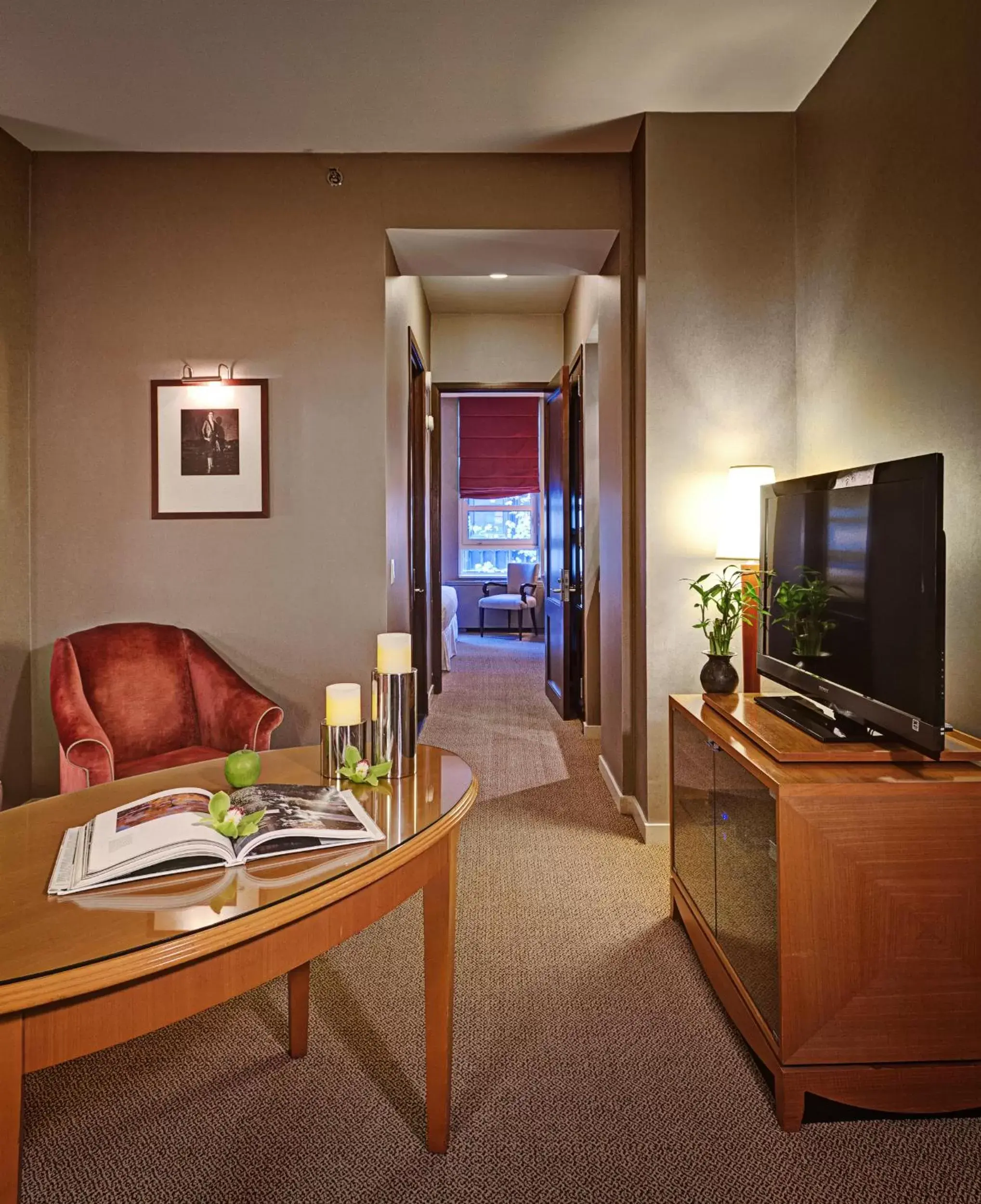 TV and multimedia, TV/Entertainment Center in Hotel Giraffe by Library Hotel Collection