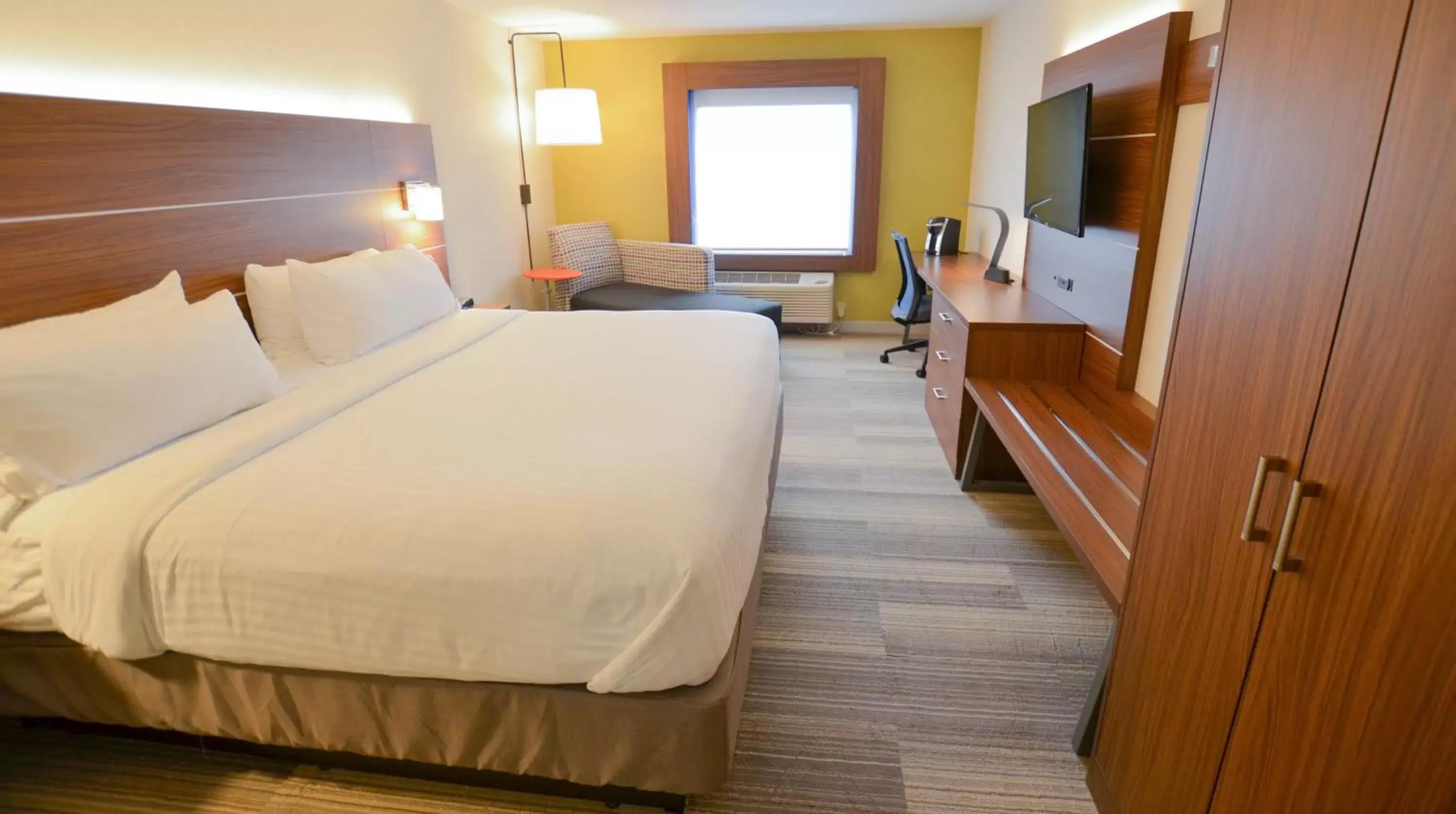 Photo of the whole room, Bed in Holiday Inn Express Pittsburgh-Bridgeville, an IHG Hotel