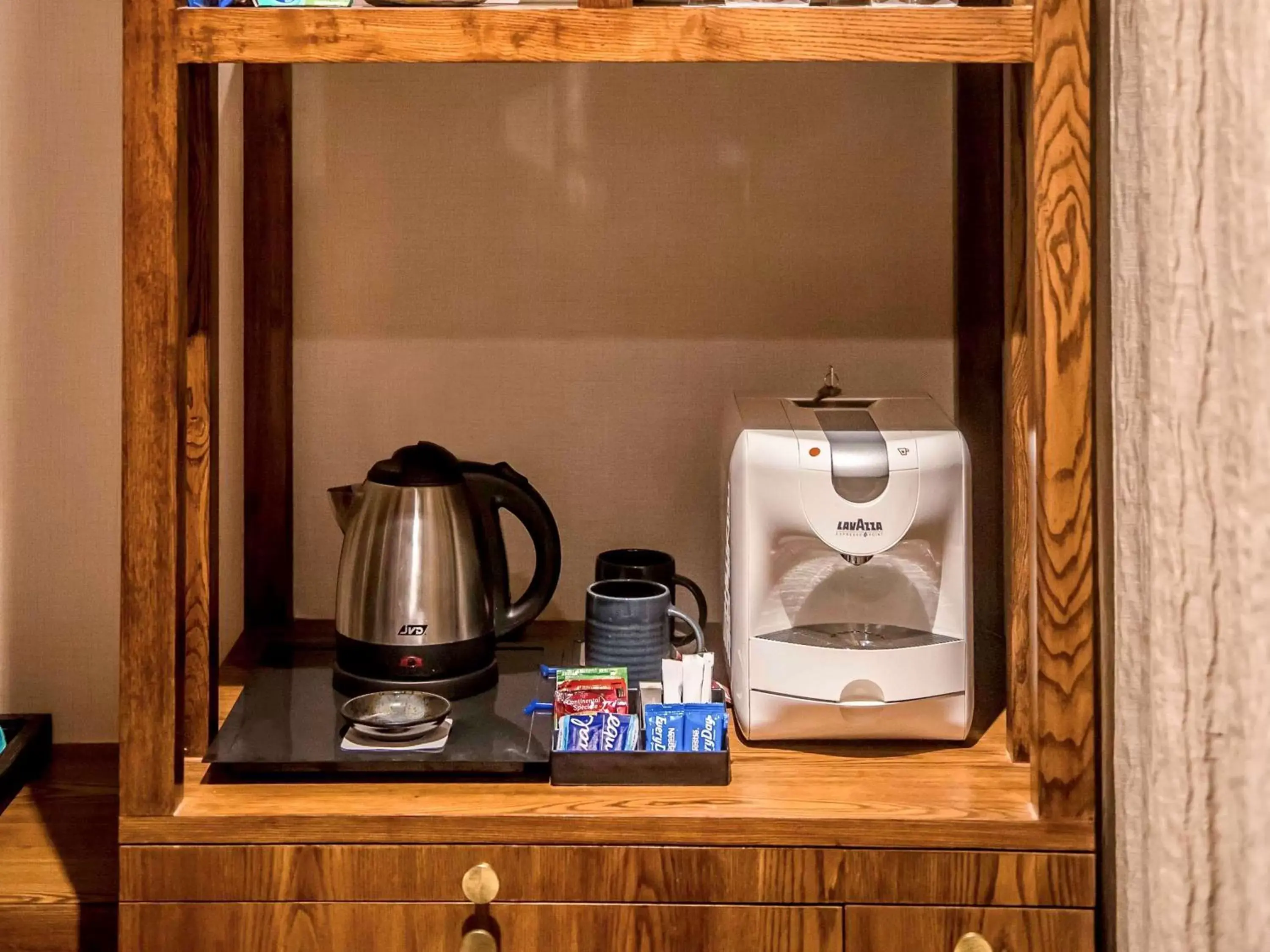 Photo of the whole room, Coffee/Tea Facilities in Novotel Goa Candolim