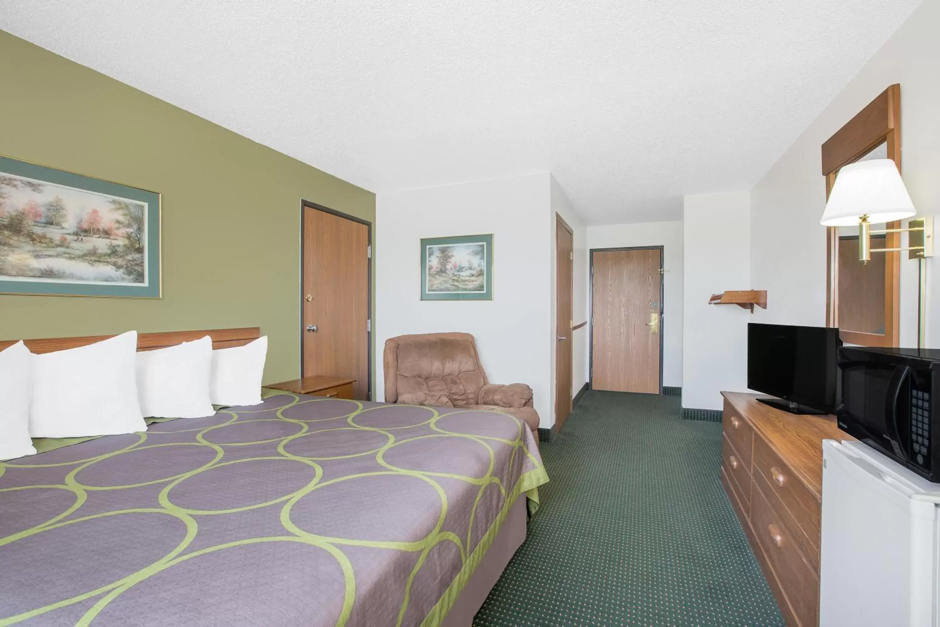 Bed in Super 8 by Wyndham Chillicothe